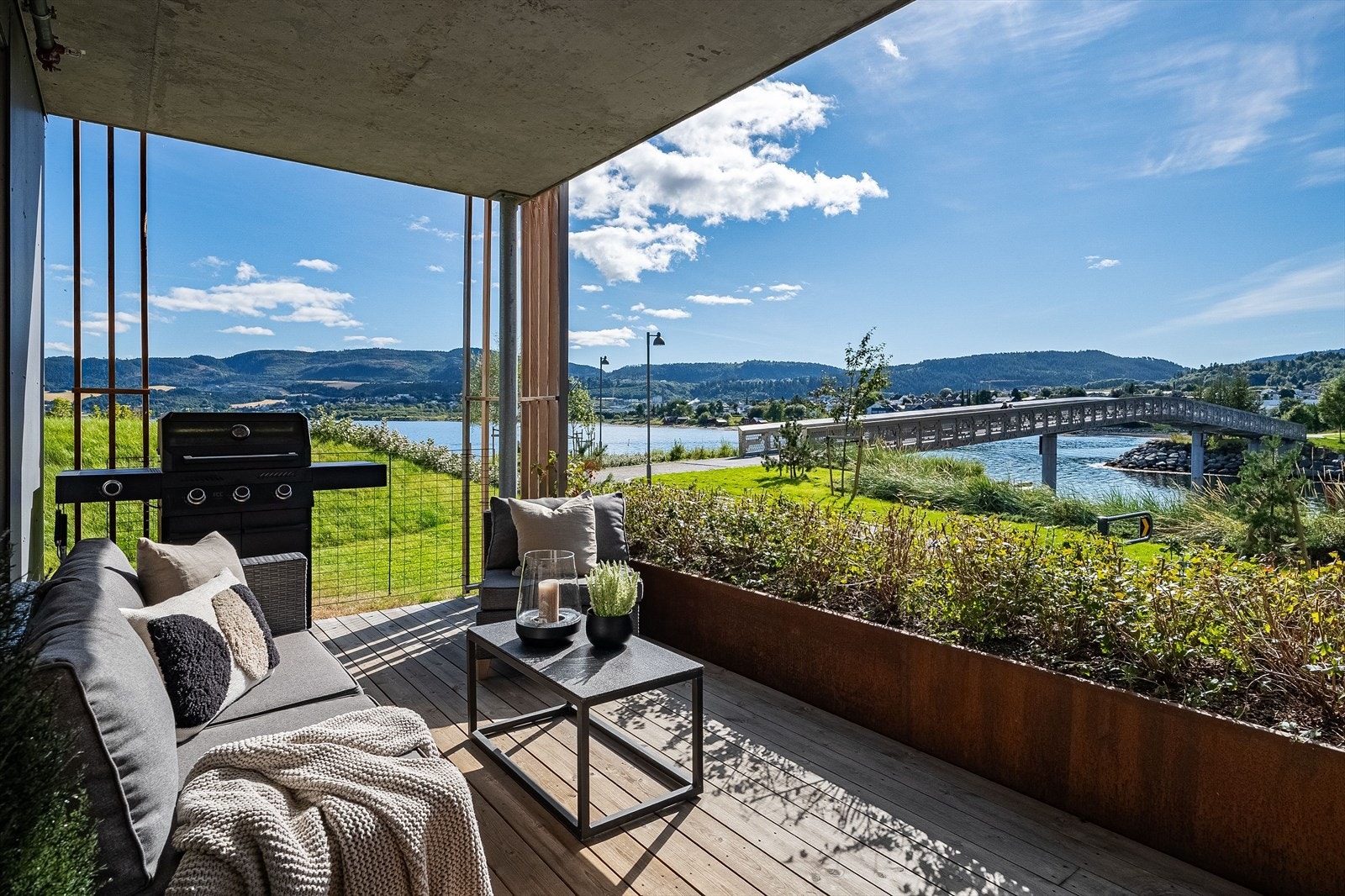 Her finner man enkelt roen med fjæra som vakkert bakteppe. Galleribilde