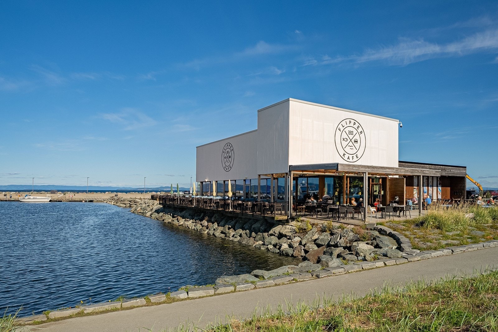 Populære Flipper kafe ligger vakkert til ytterst i fjæra, kun to minutter unna leiligheten. Galleribilde