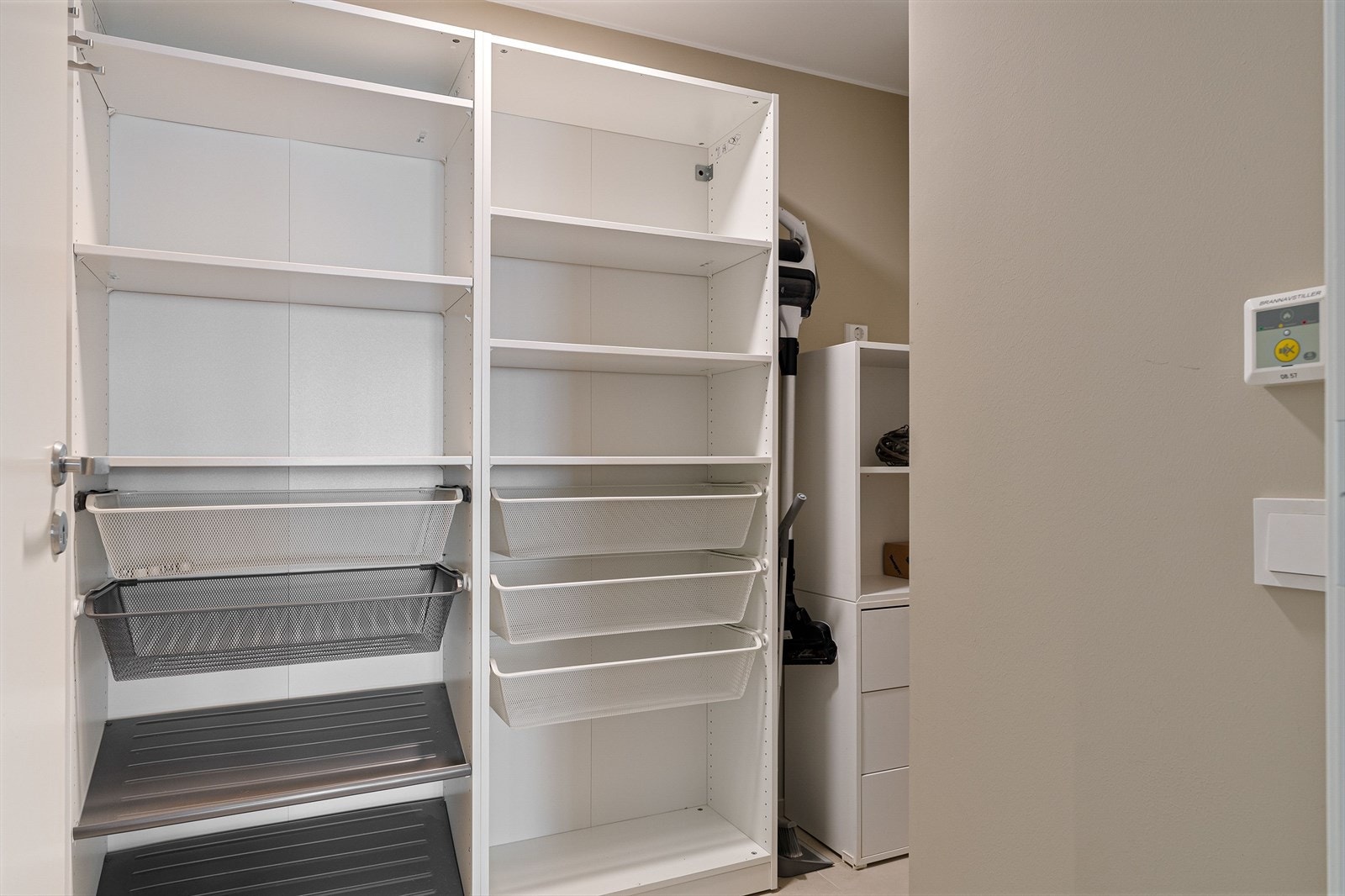 Vaskerommet har flislagt gulv med varme, og det er god oppbevaring i et skap med hyller og skuffer. Galleribilde