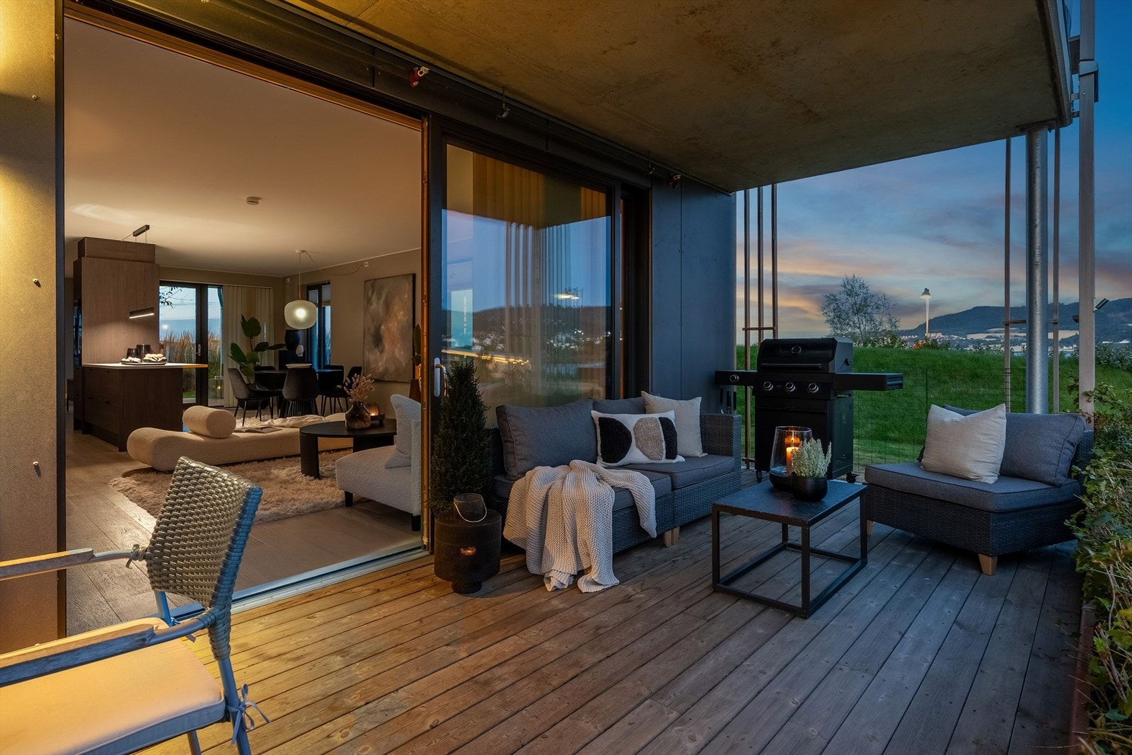 På denne terrassen har du solen på morgen, formiddag og på ettermiddagen. Galleribilde