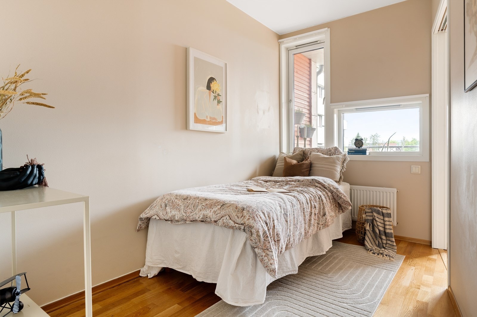 Soverom nr. 2 er på 6.4 kvm og er tilknyttet et praktisk walk-in closet. Galleribilde