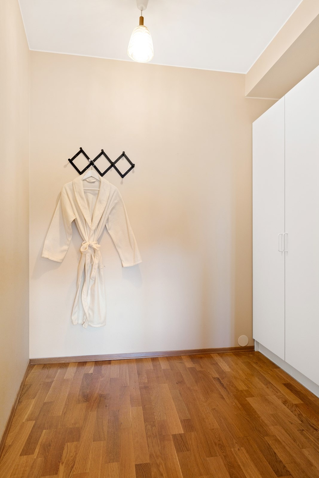 Walk-in closet på 4 kvm tilknyttet soverom nr. 2. Galleribilde