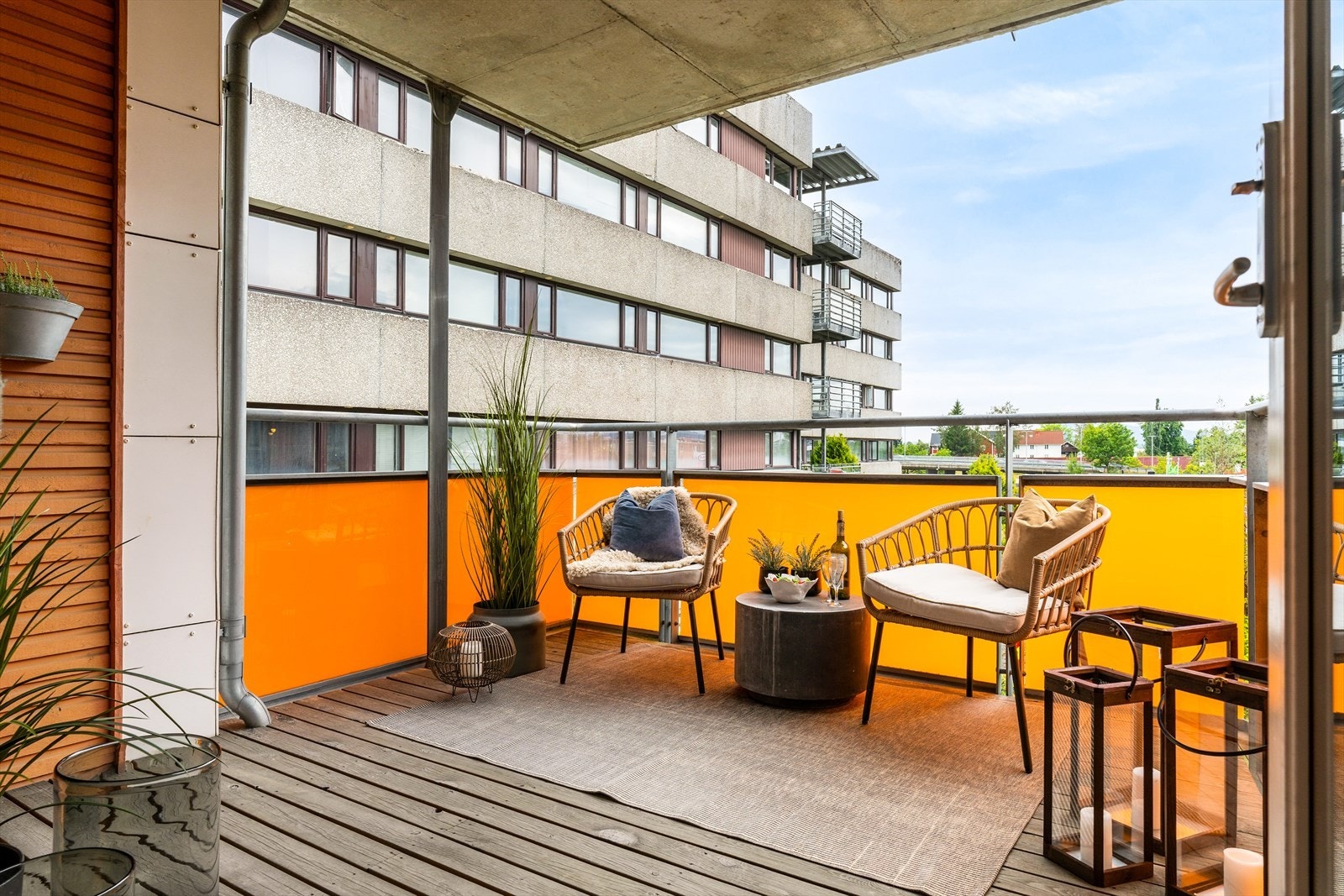 Fra stuen er det utgang til balkongen. Denne vender mot sør og nyter gode solforhold på dagtid. Galleribilde