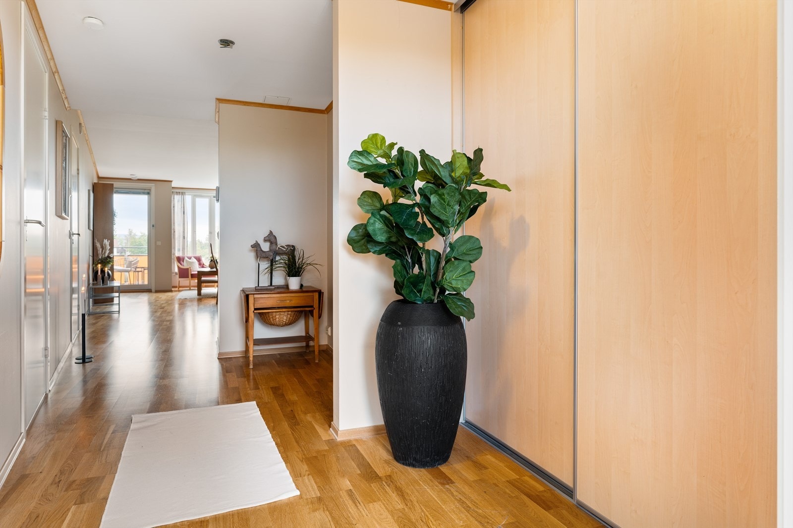 Velkommen inn! Godt med plass til å henge i fra seg yttertøyet i praktisk skyvedørsgarderobe. Galleribilde