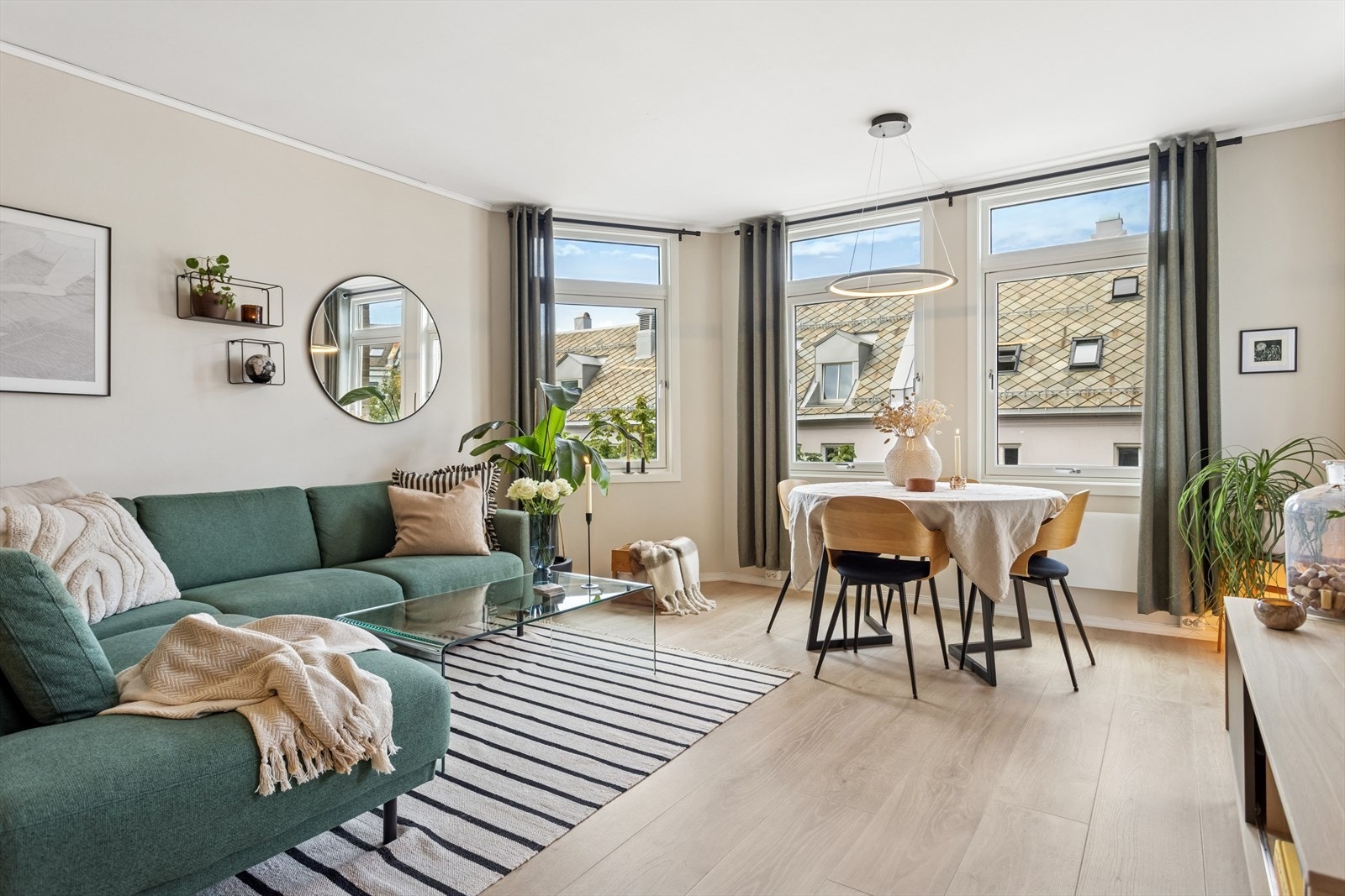 Stuen har moderne gulv- og veggflater. Galleribilde