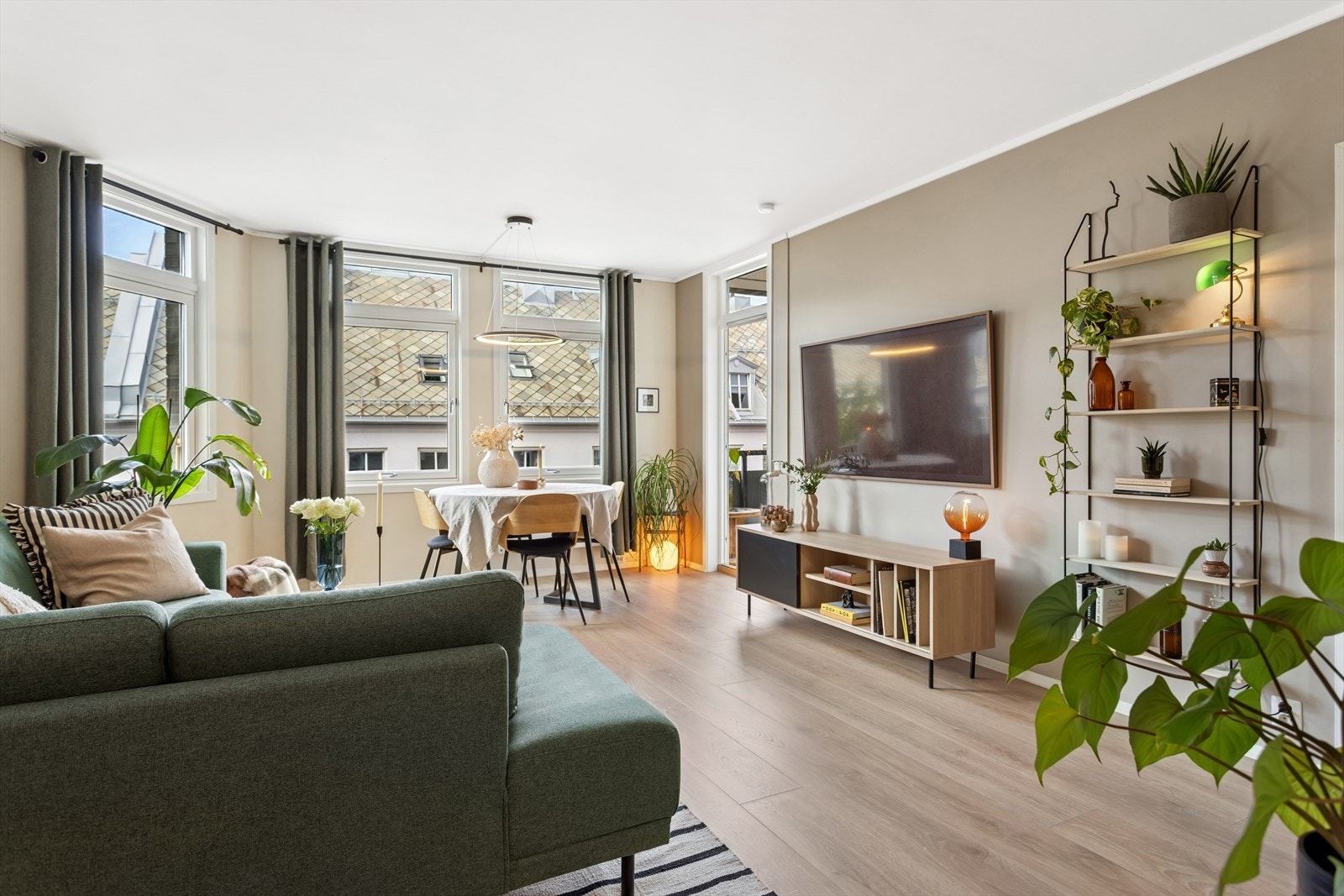 Stuen har god plass til både sofaløsning og spisebord. Galleribilde