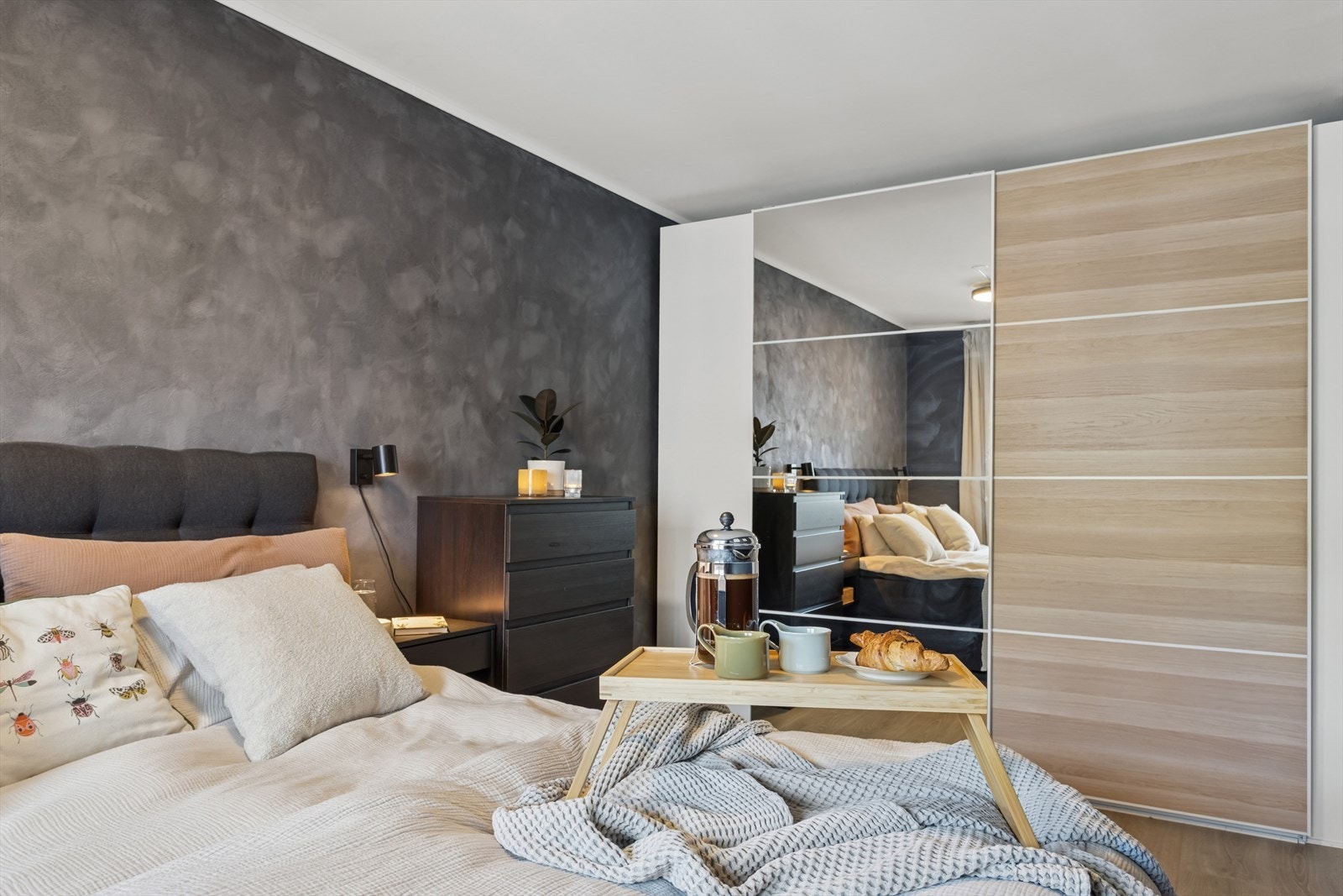 Soverommet har i tillegg et stort garderobeskap og god plass til f.eks. en kommode. Galleribilde