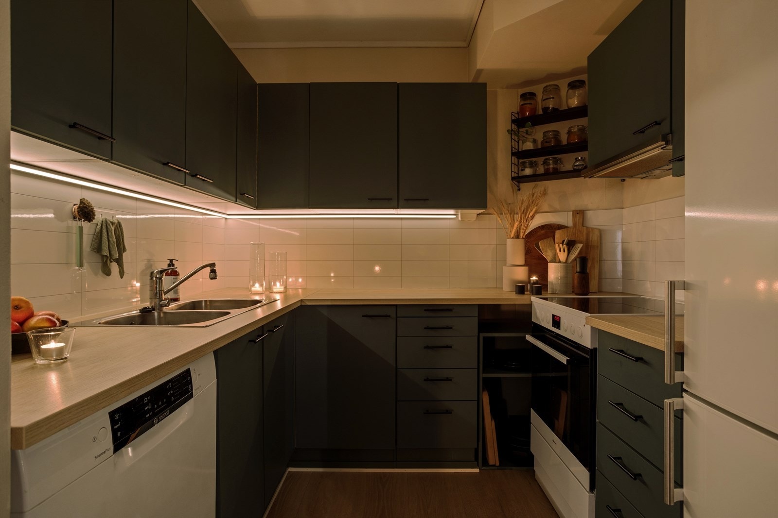 Kjøkkenet har rikelig med skap- og benkeplass. Galleribilde