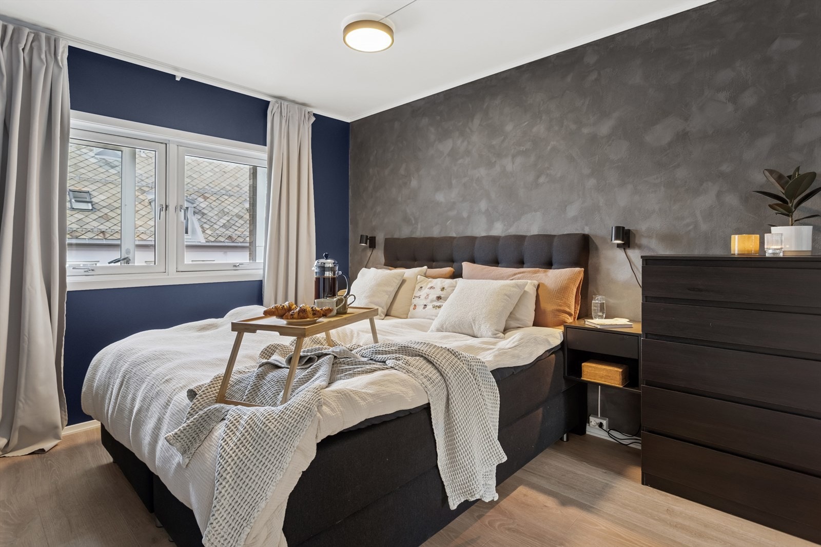 Soverommet er ca. 13,2 m² og har god plass til stor dobbelseng med tilhørende nattbord. Galleribilde