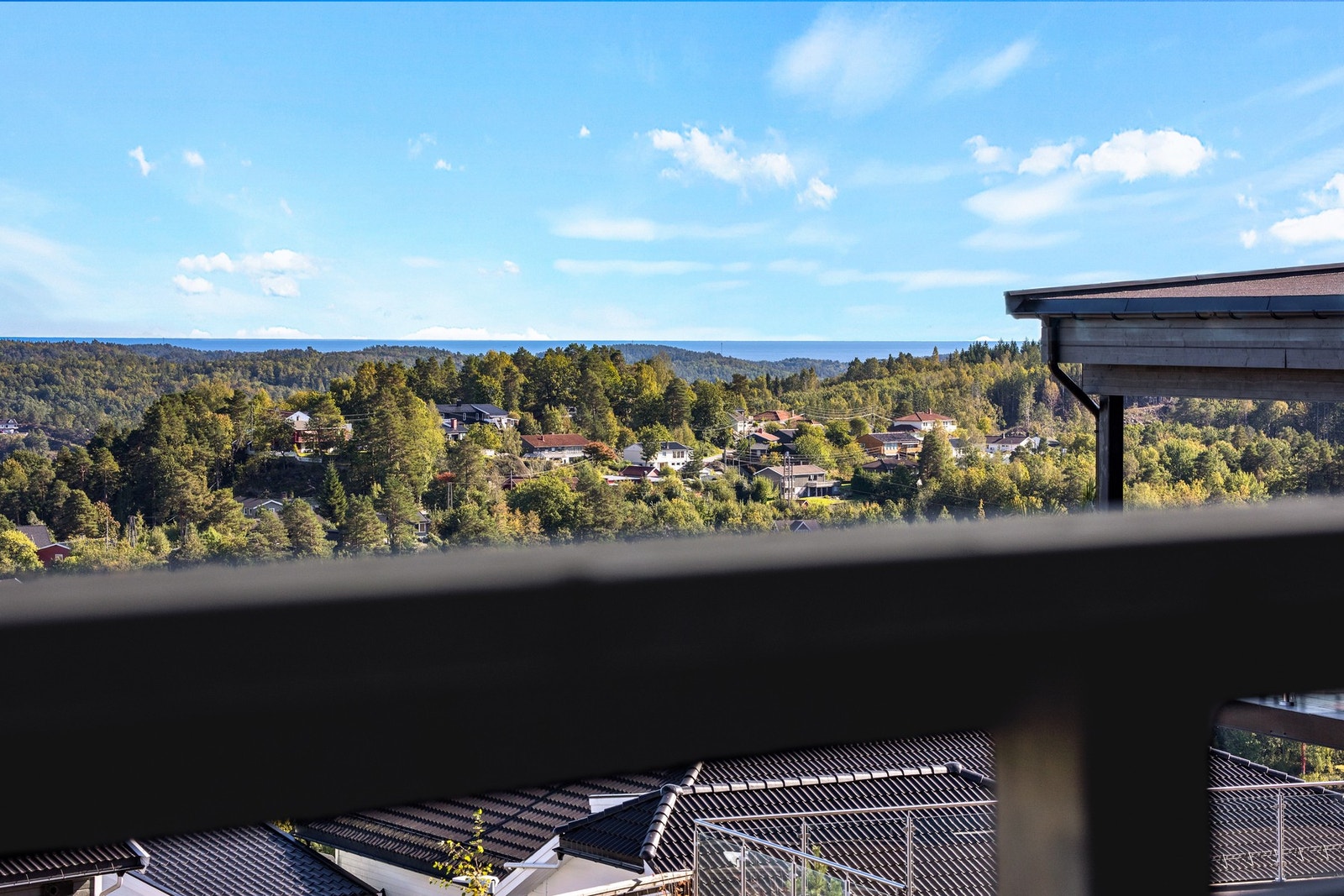 Gode sol- og utsiktsforhold! Ser helt ut til sjøen. Galleribilde