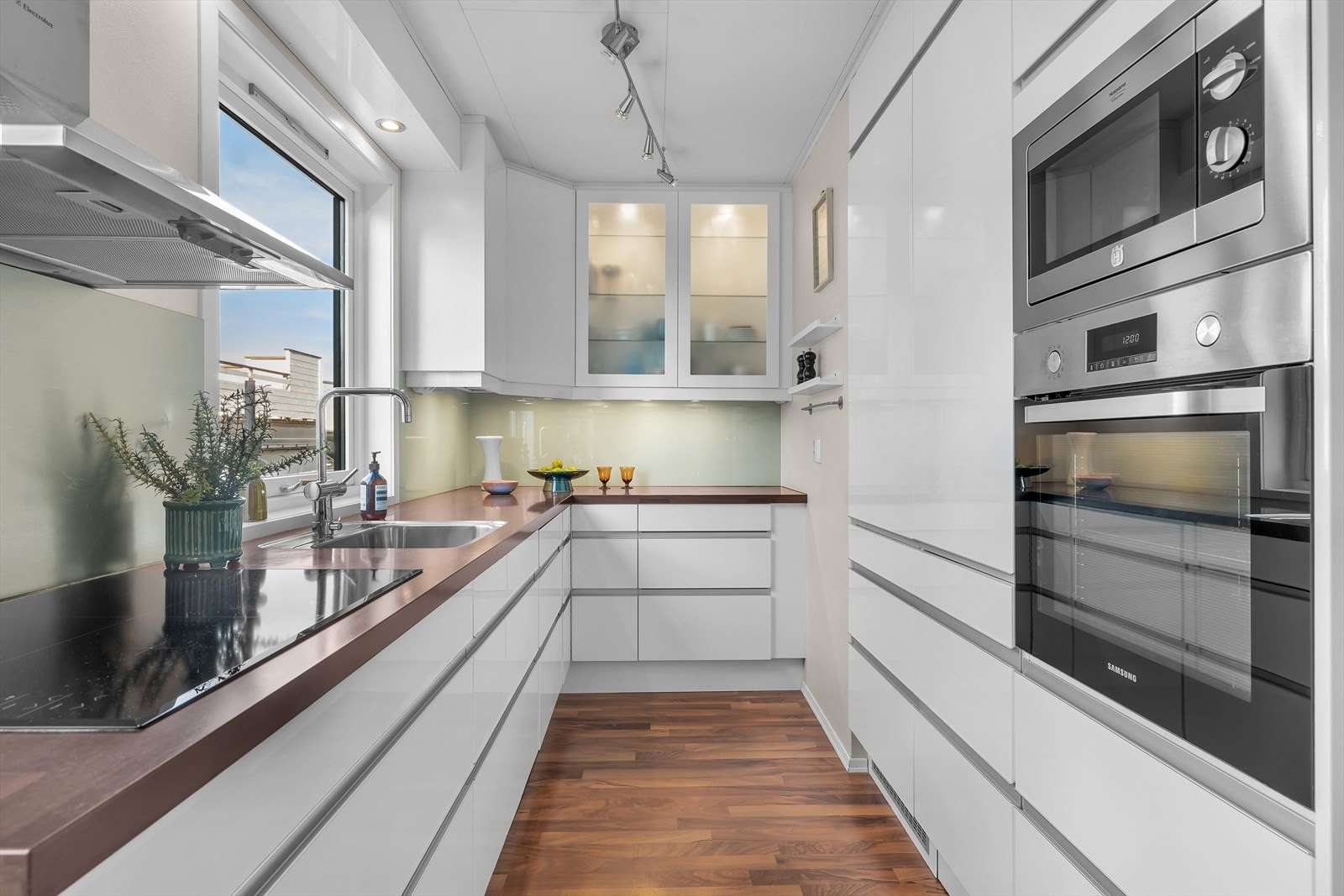 God innredning med integrerte hvitevarer Galleribilde