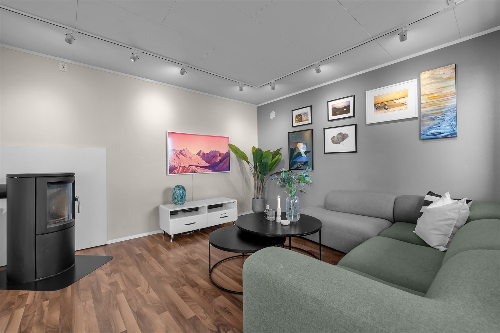 Fin stue klar for TV hygge og familiestunder foran både TV og peis Galleribilde