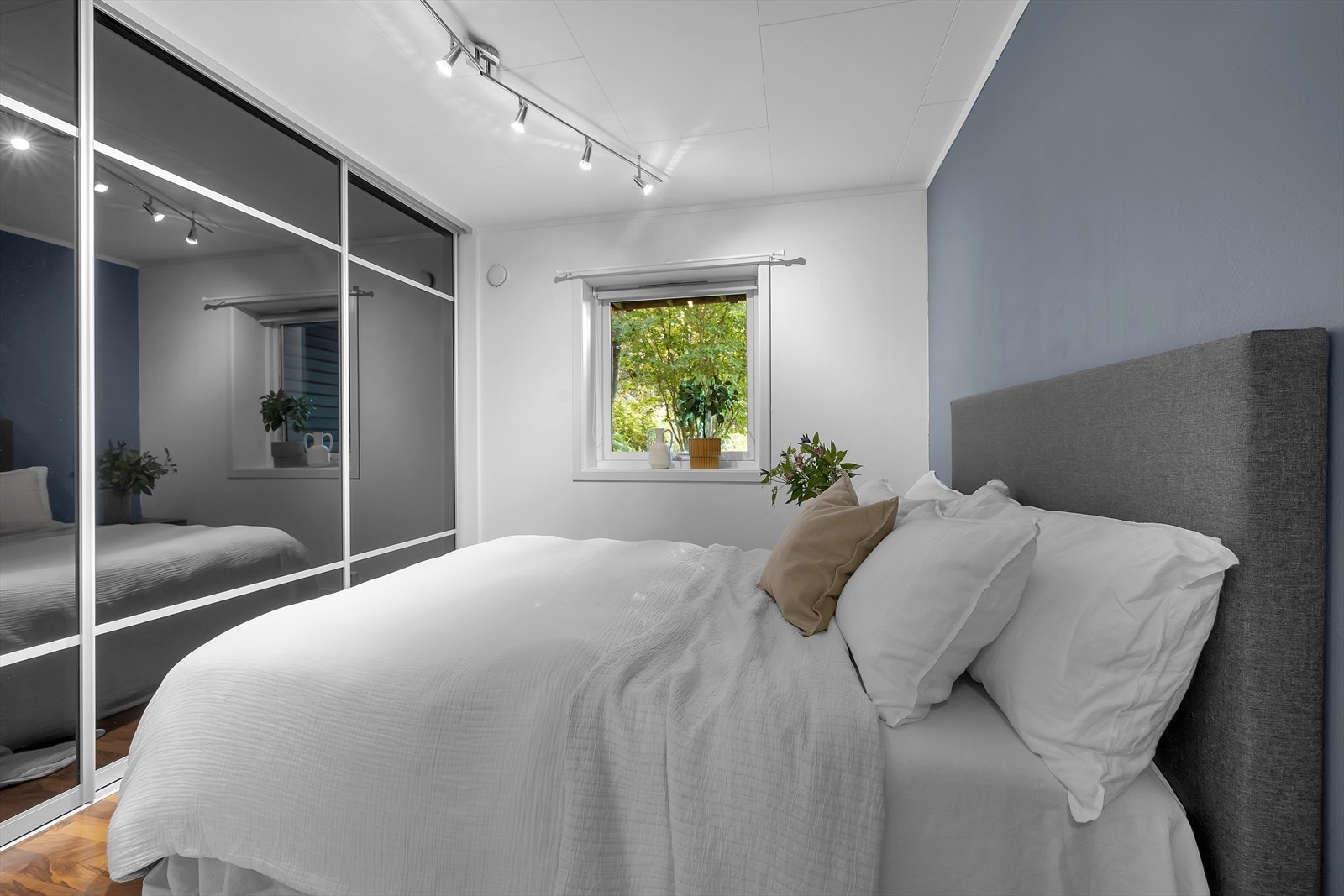 Hovedsoverommet er lyst og har stor garderobe Galleribilde