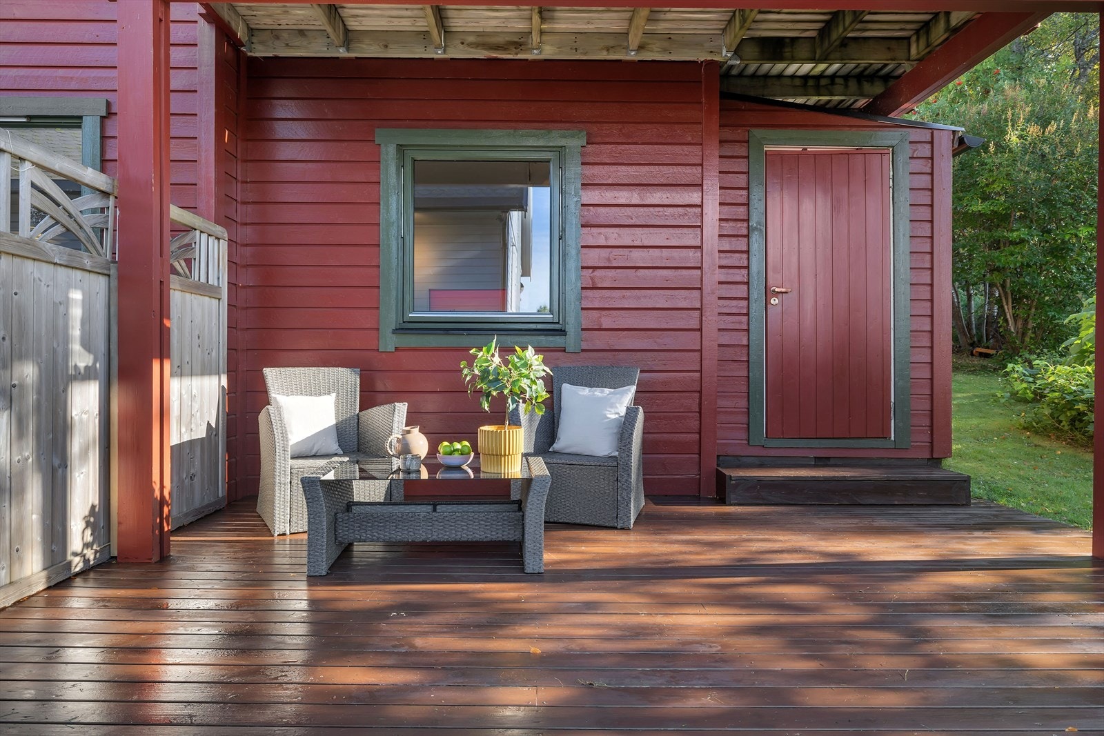 Sørvest vendt markterrasse med gode solforhold og lett for barn å leke Galleribilde