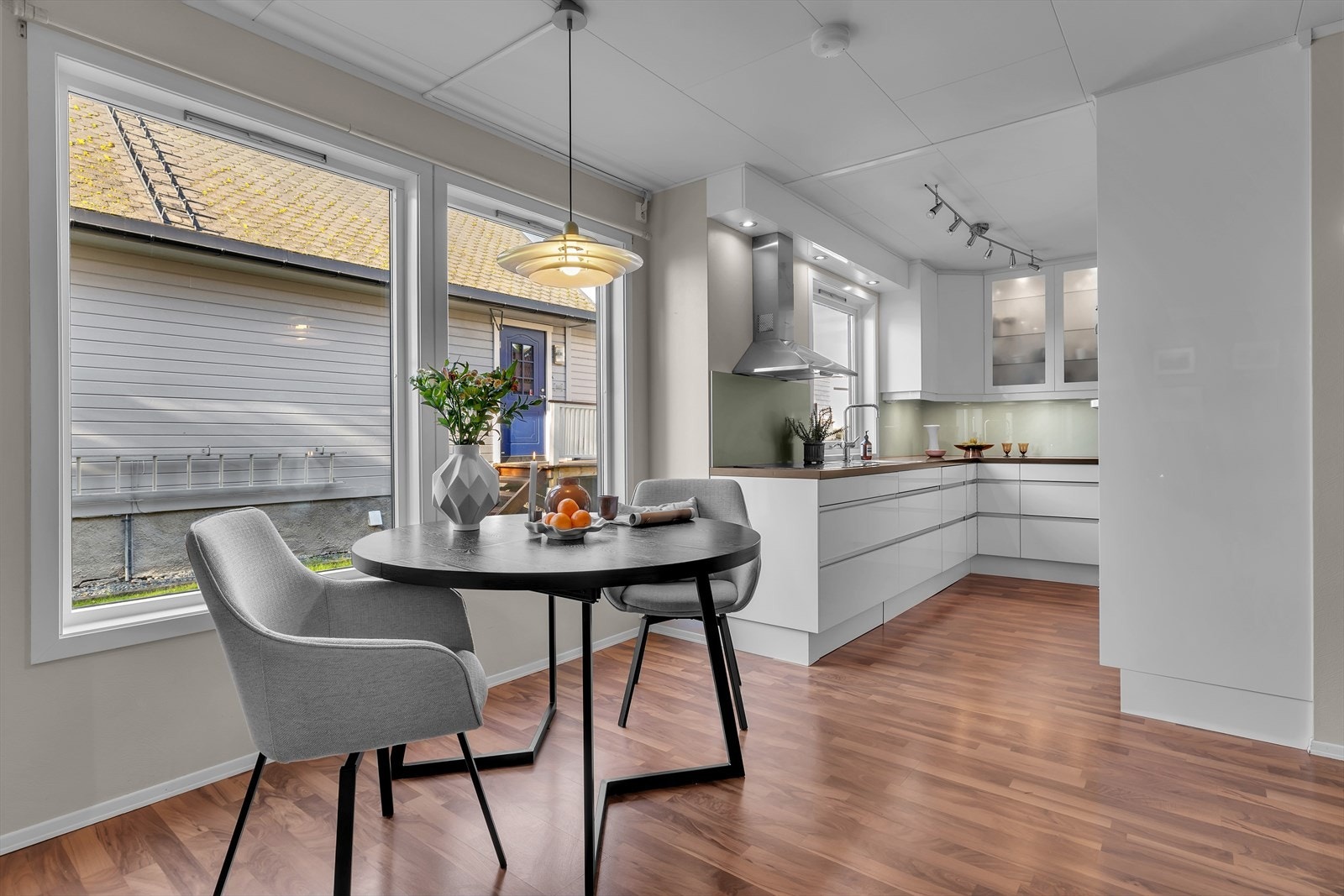 God plass til spisebord i forlengelse av kjøkkenet Galleribilde