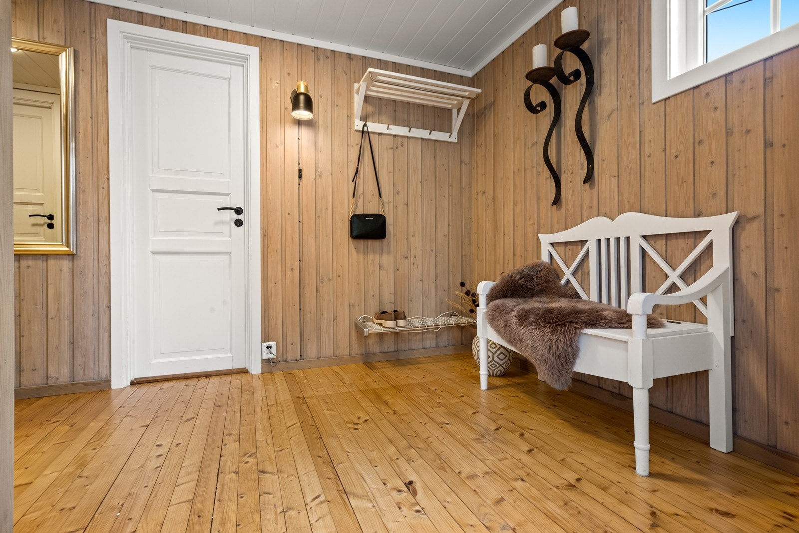 Entréen er romslig og har god plass til sittebenk eller komode om ønskelig Galleribilde