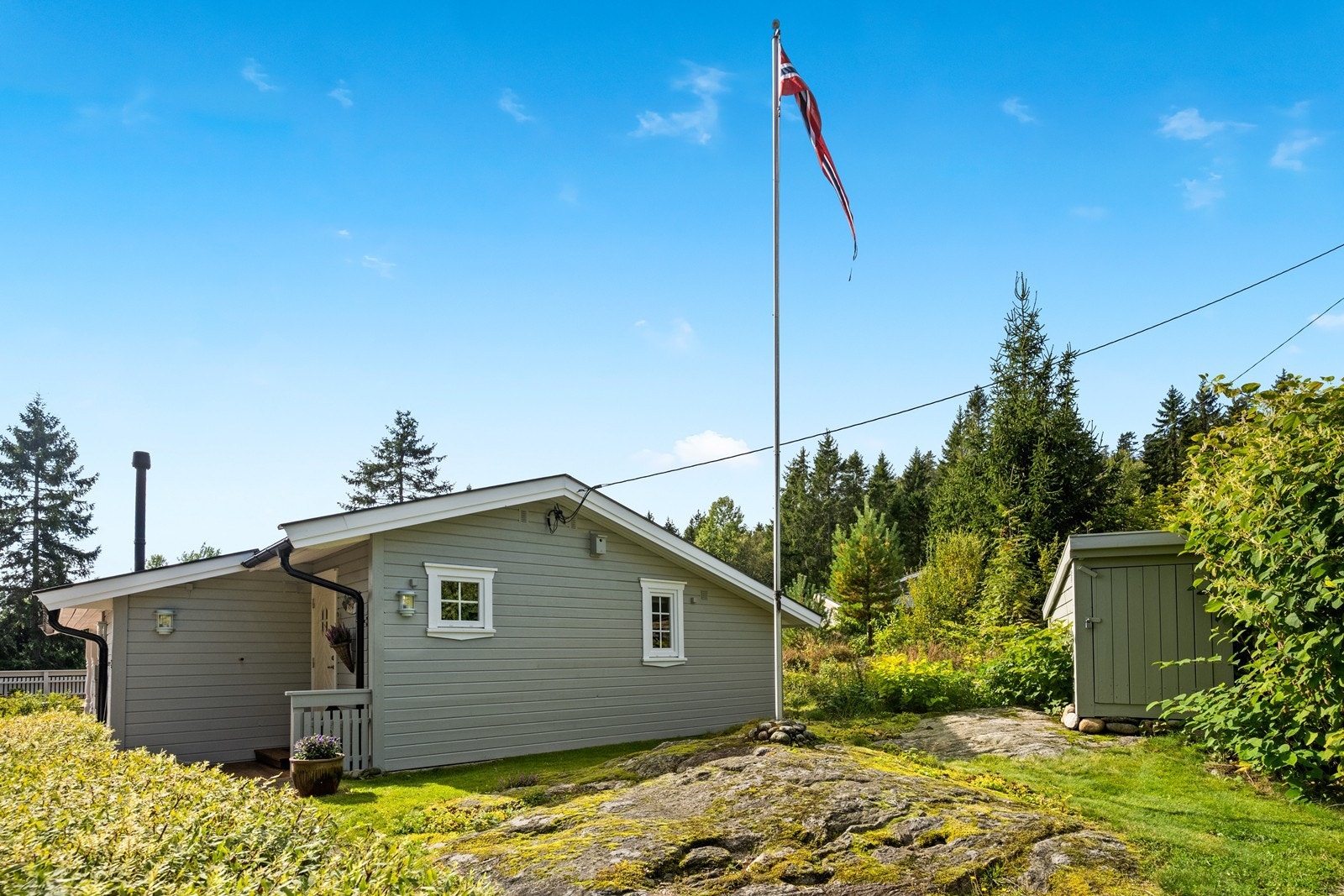 Selvfølgelig har man også egen flaggstang utenfor inngangspartiet Galleribilde