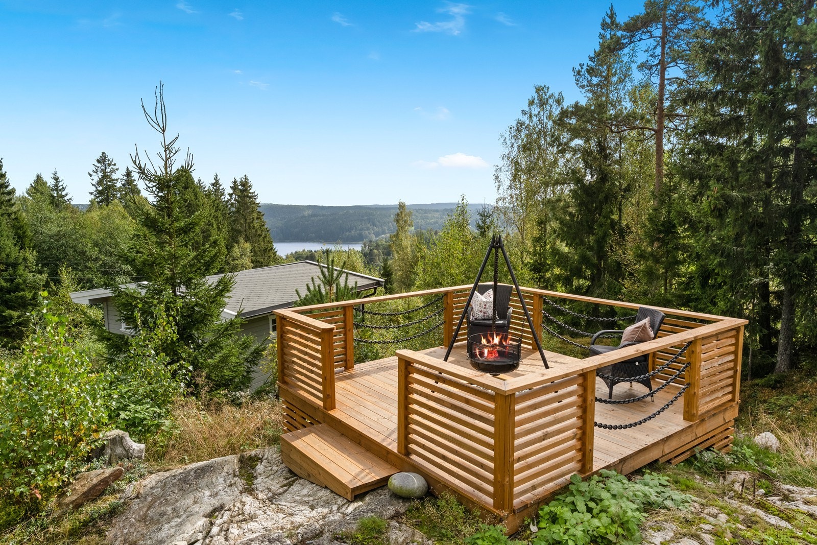 Koselig grillplass på knausen utenfor terrassen Galleribilde