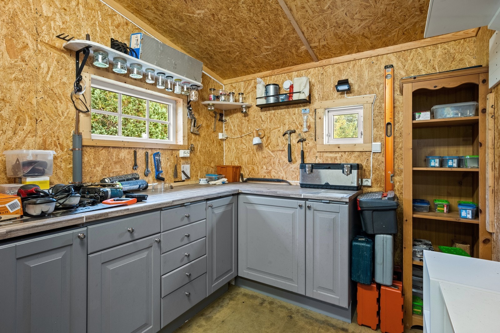 Innvendig er det eget isolert hobbyrom Galleribilde