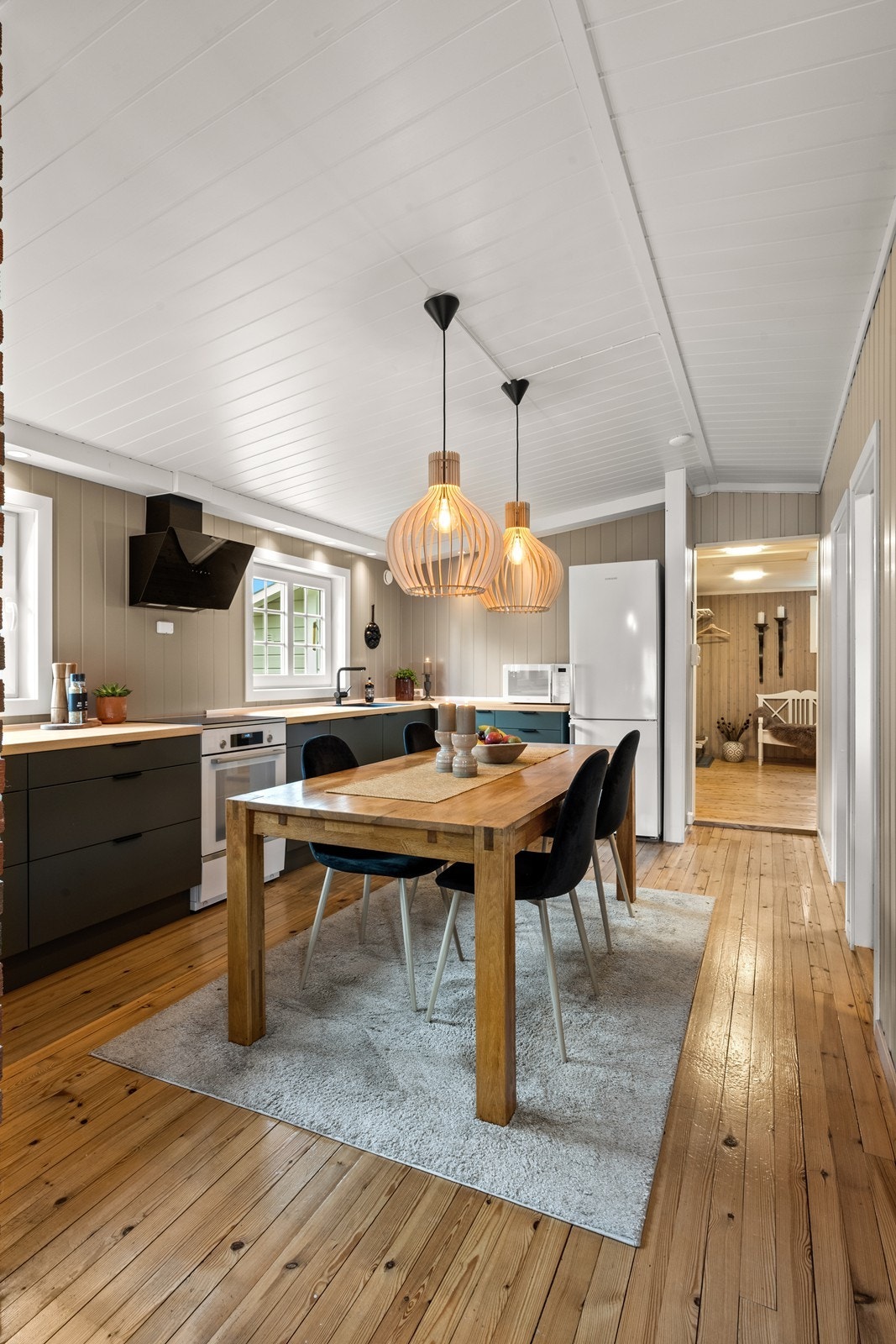Det er god plass til stort spisebord på kjøkken Galleribilde