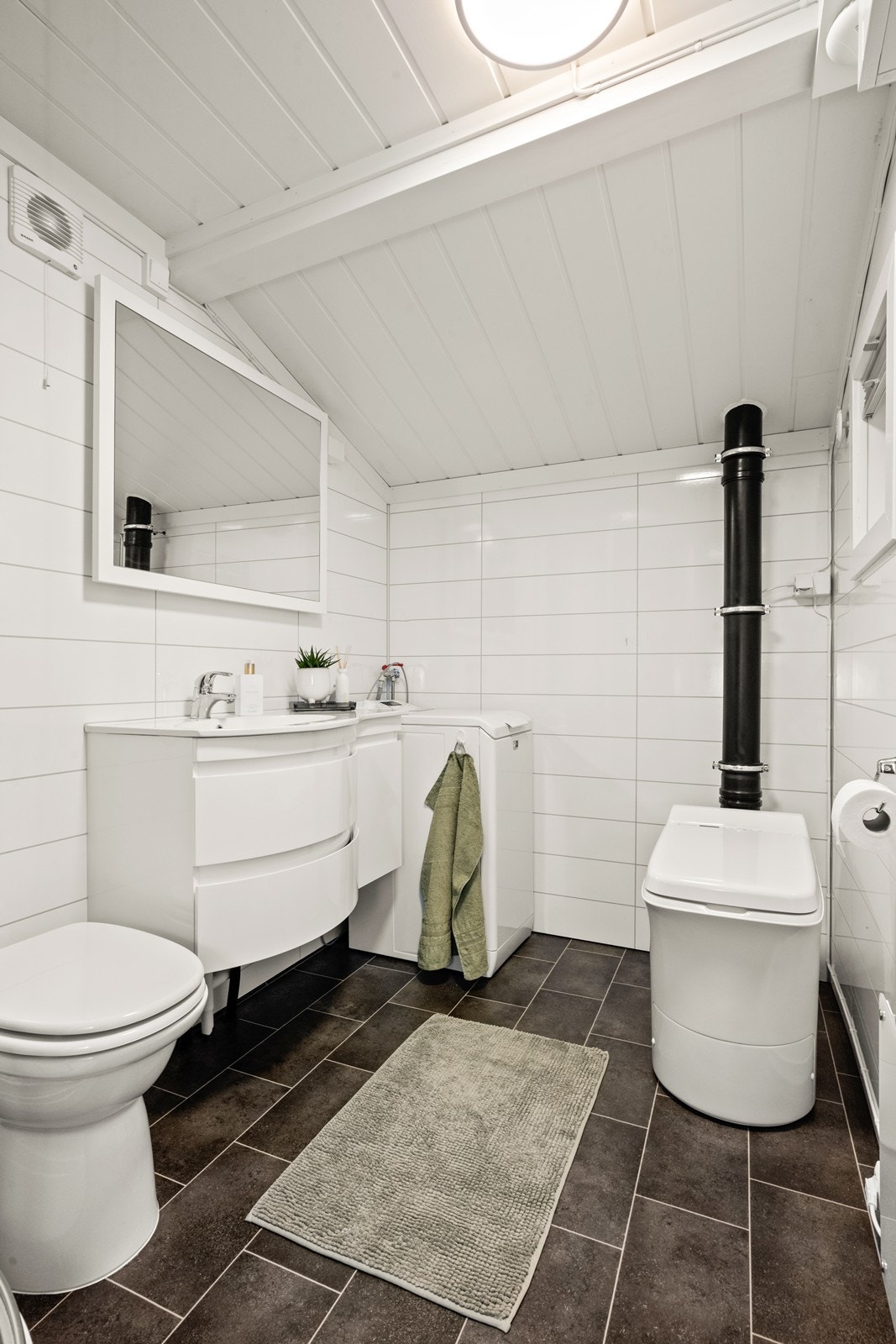 Bad har innredning med hvite glatte skuffefronter, pissoar og Cinderella forbrenningstoalett. Galleribilde