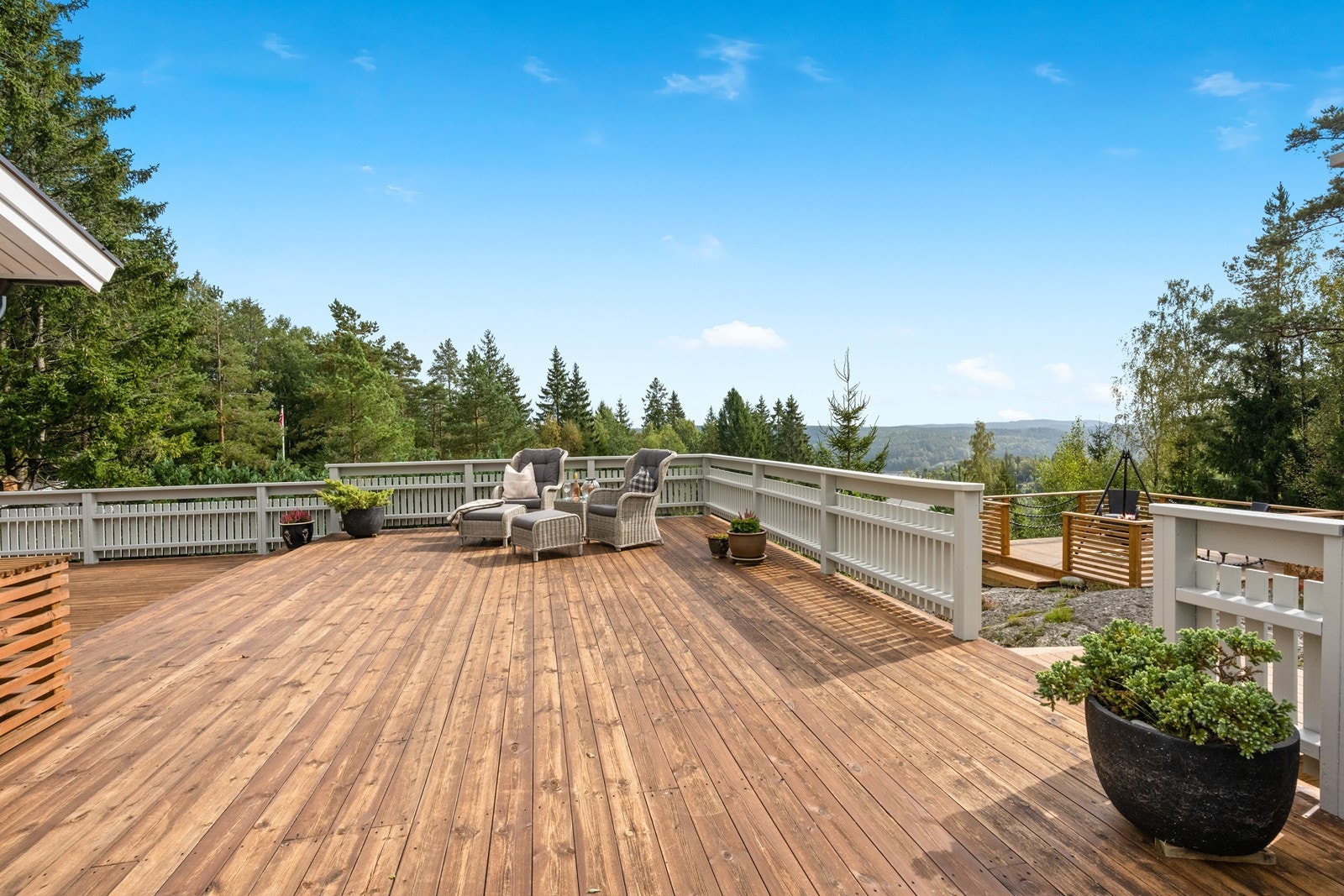 Sitteplass ytterst med kjempefin utsikt mot Glomma Galleribilde