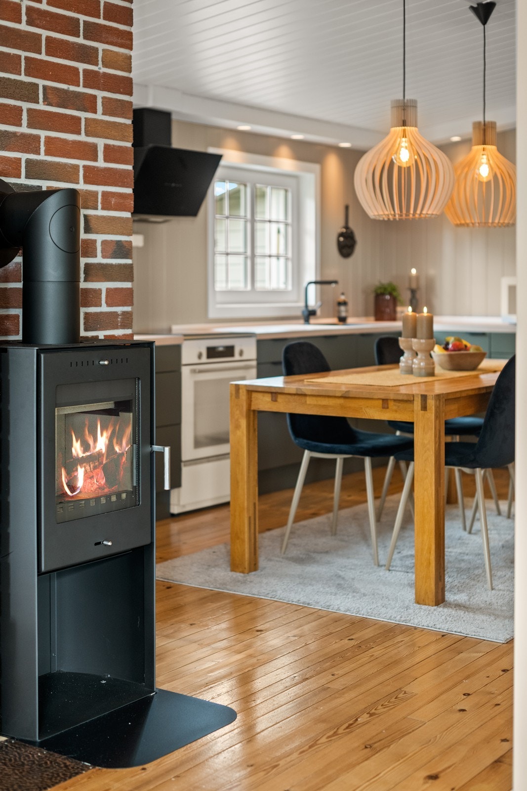 I tillegg er det peisovn som gir god varme og skaper hyttekosen Galleribilde