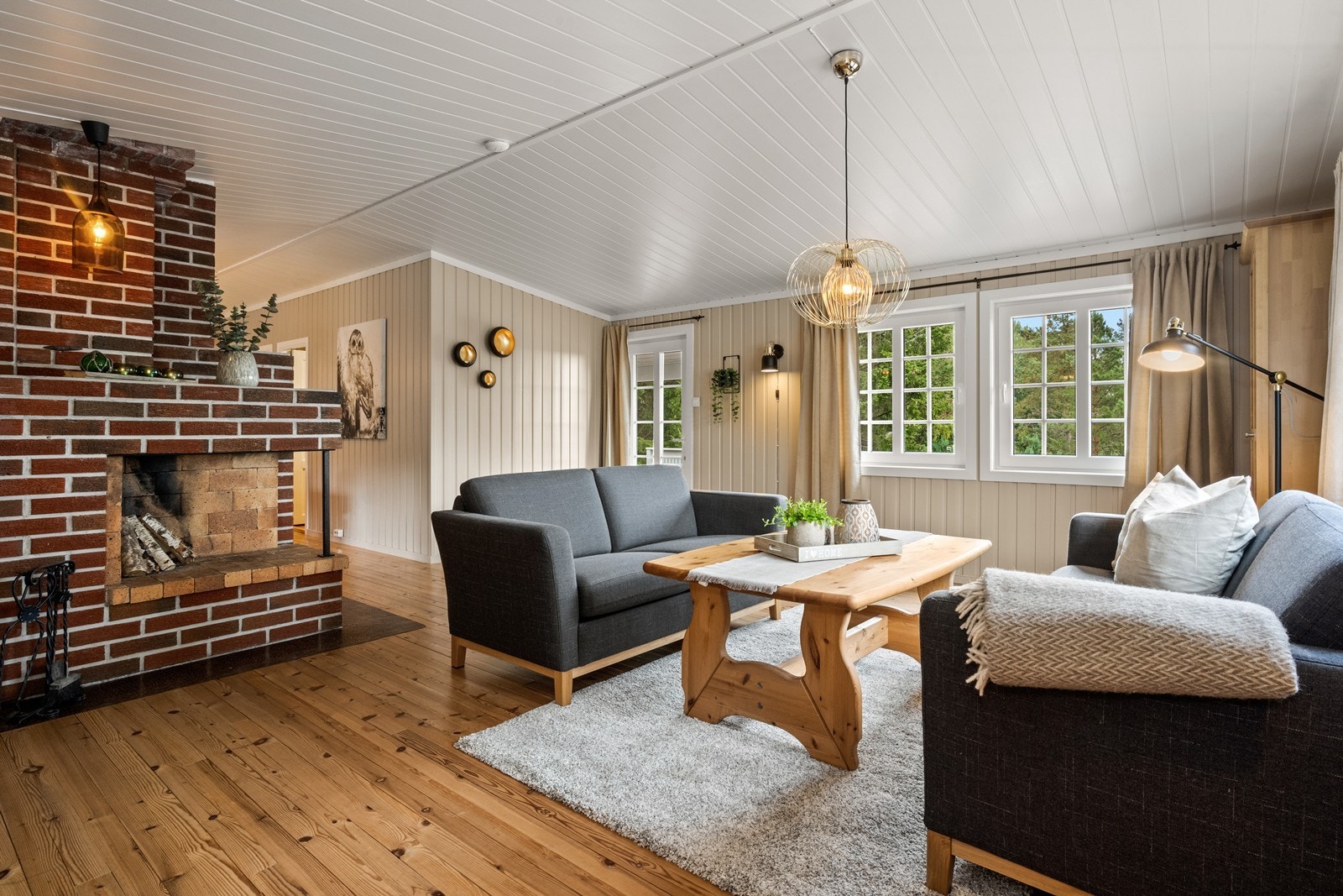 Overflater er malt og stuen oppfattes som lys og romslig Galleribilde