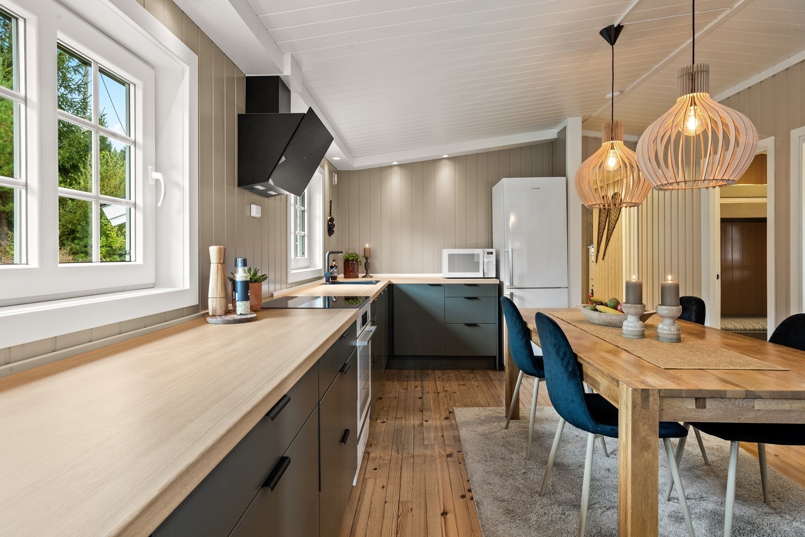 Mye lys og godt med benkeplass for den glade kokken Galleribilde