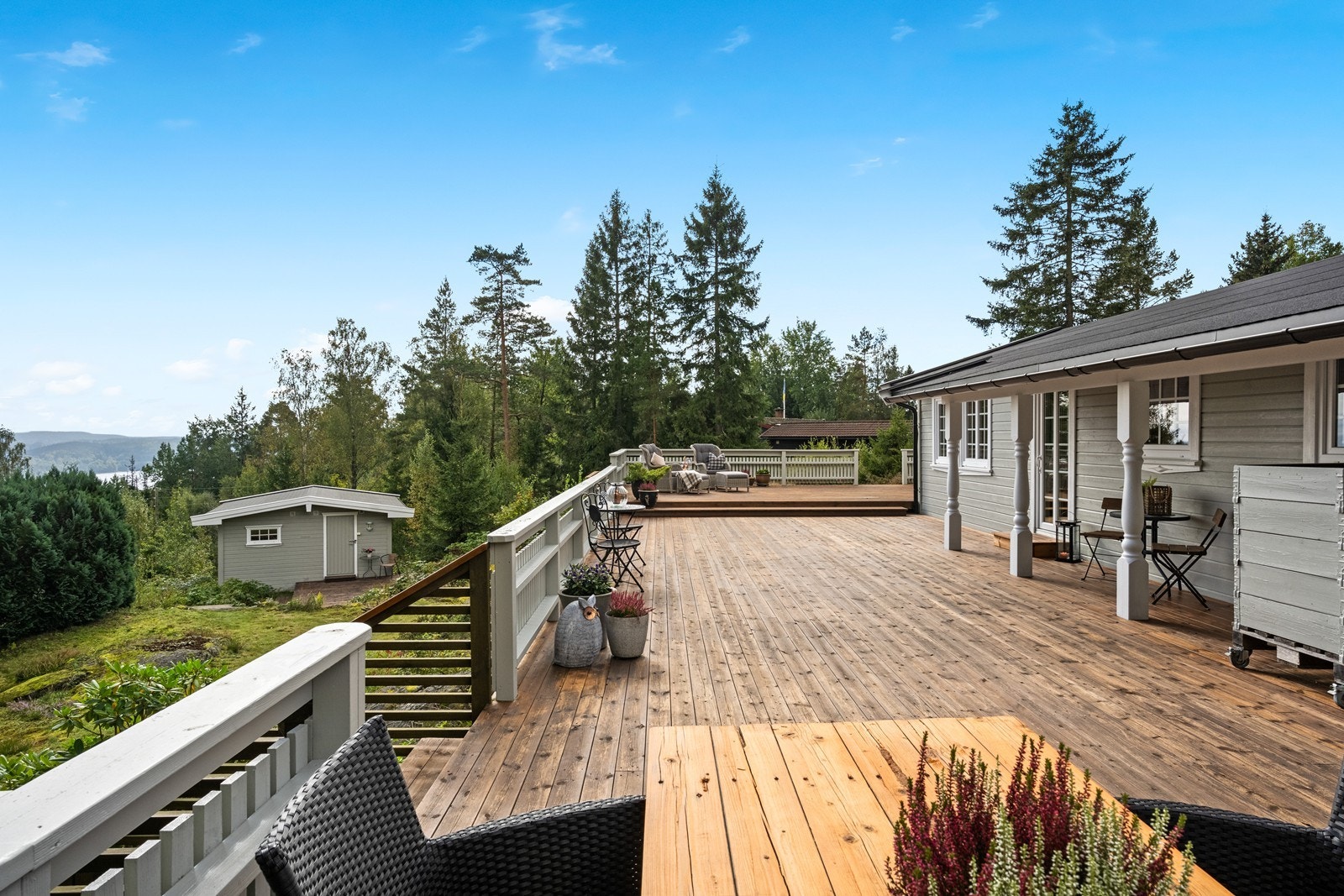 På nedre del av tomten er det anneks med isolert hobbyrom Galleribilde