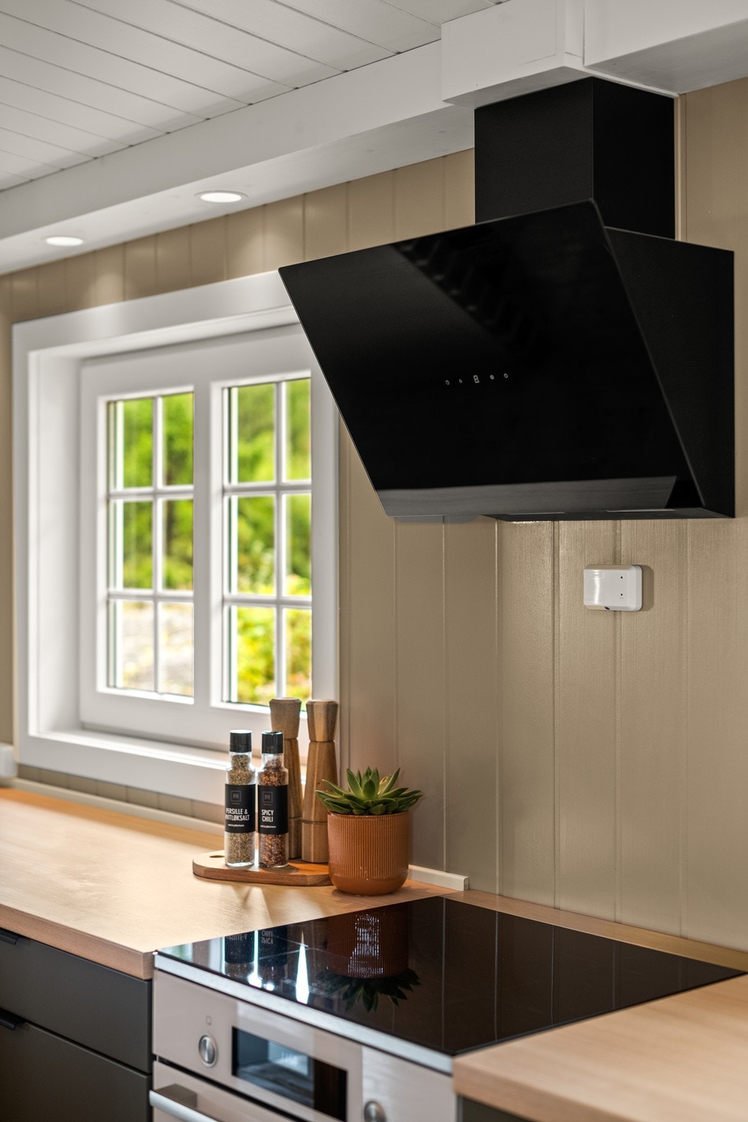 Avtrekk ut og komfyrvakt er montert Galleribilde