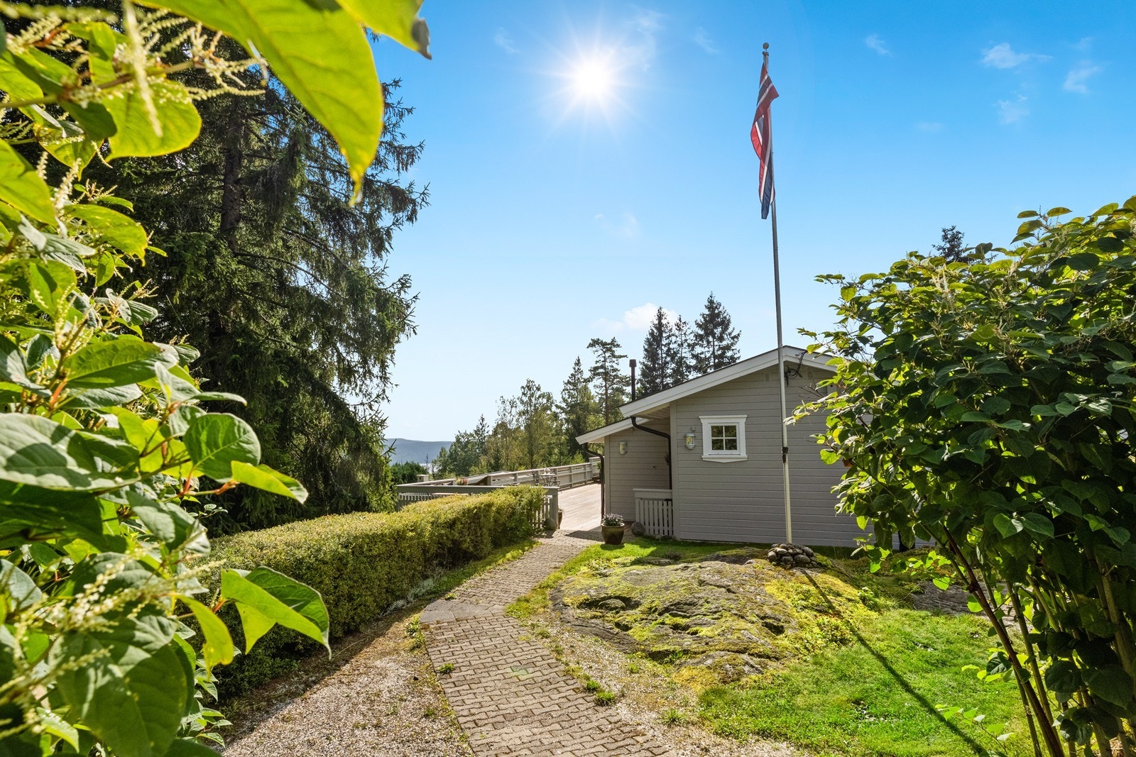 Steinlagt sti inn til inngangspartiet Galleribilde