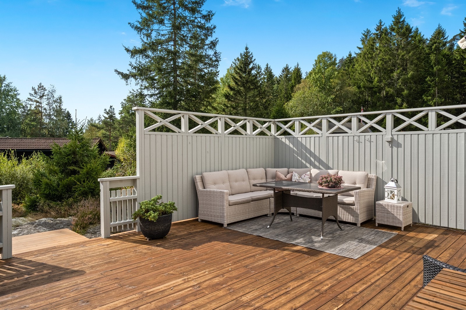 Det er sittegruppe skjermet av levegger Galleribilde