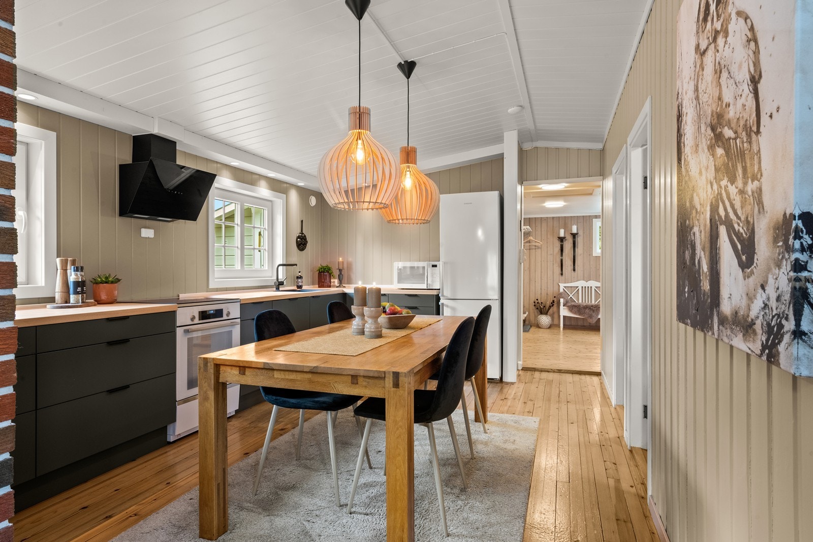 Innredning i L-form med svarte glatte fronter Galleribilde