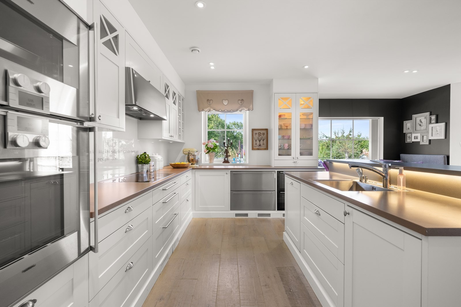 Kjøkkenet har innredning fra Sigdal og hvitevarer fra høykvalitetsleverandører som Gaggenau og Miele Galleribilde