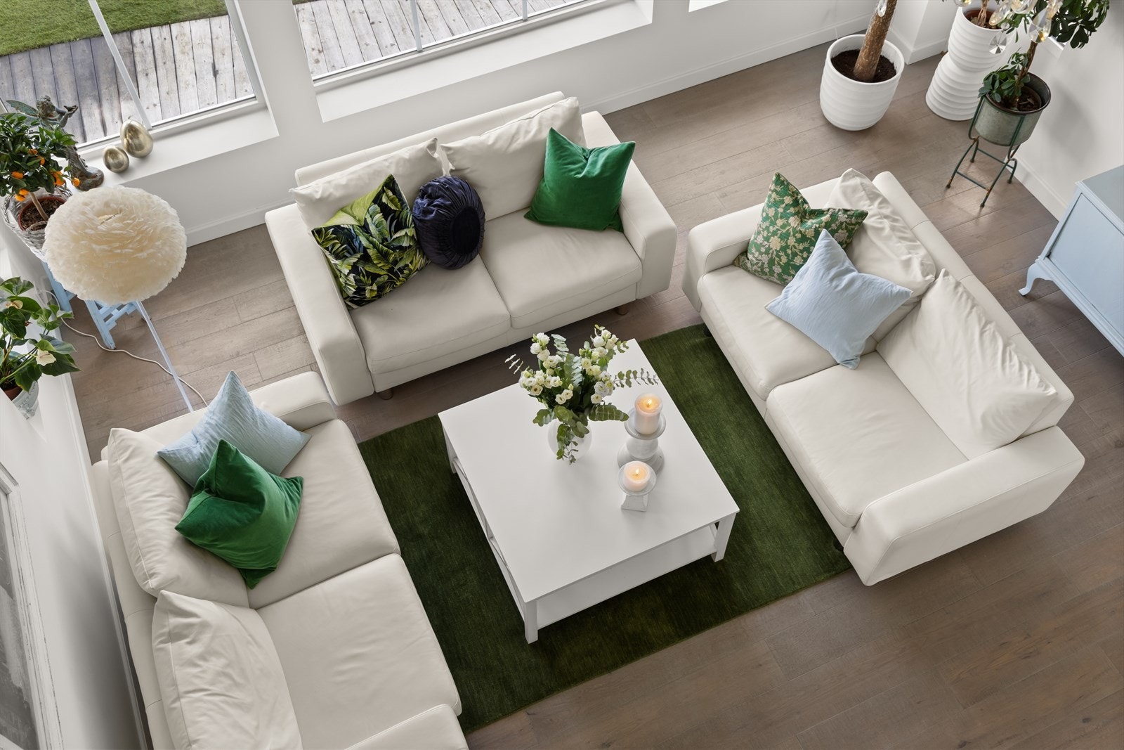 Utsikt fra messaninen og ned til stue Galleribilde