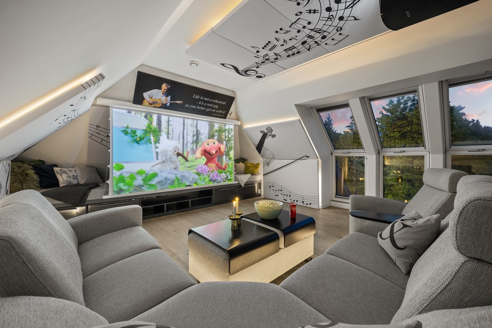 Her er det god plass for sofa med tilhørende tv-møblement Galleribilde