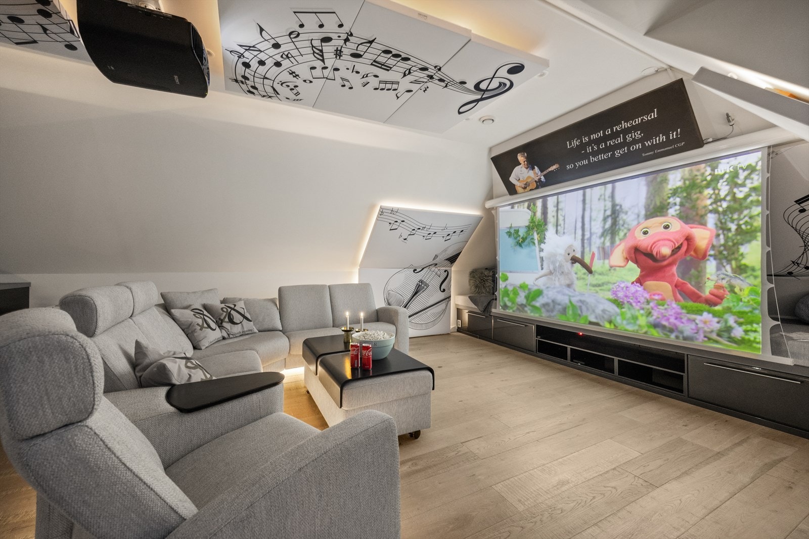 Det er også plassbygget innredning som både lagring og møblement Galleribilde