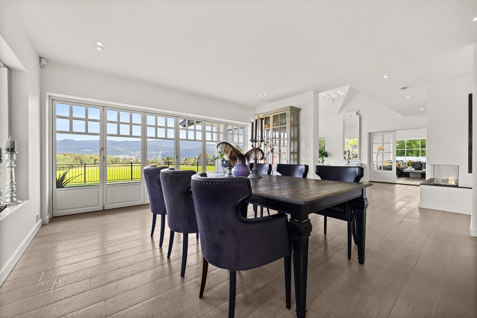 Spisestuen har meget god plass for hele storfamilien Galleribilde