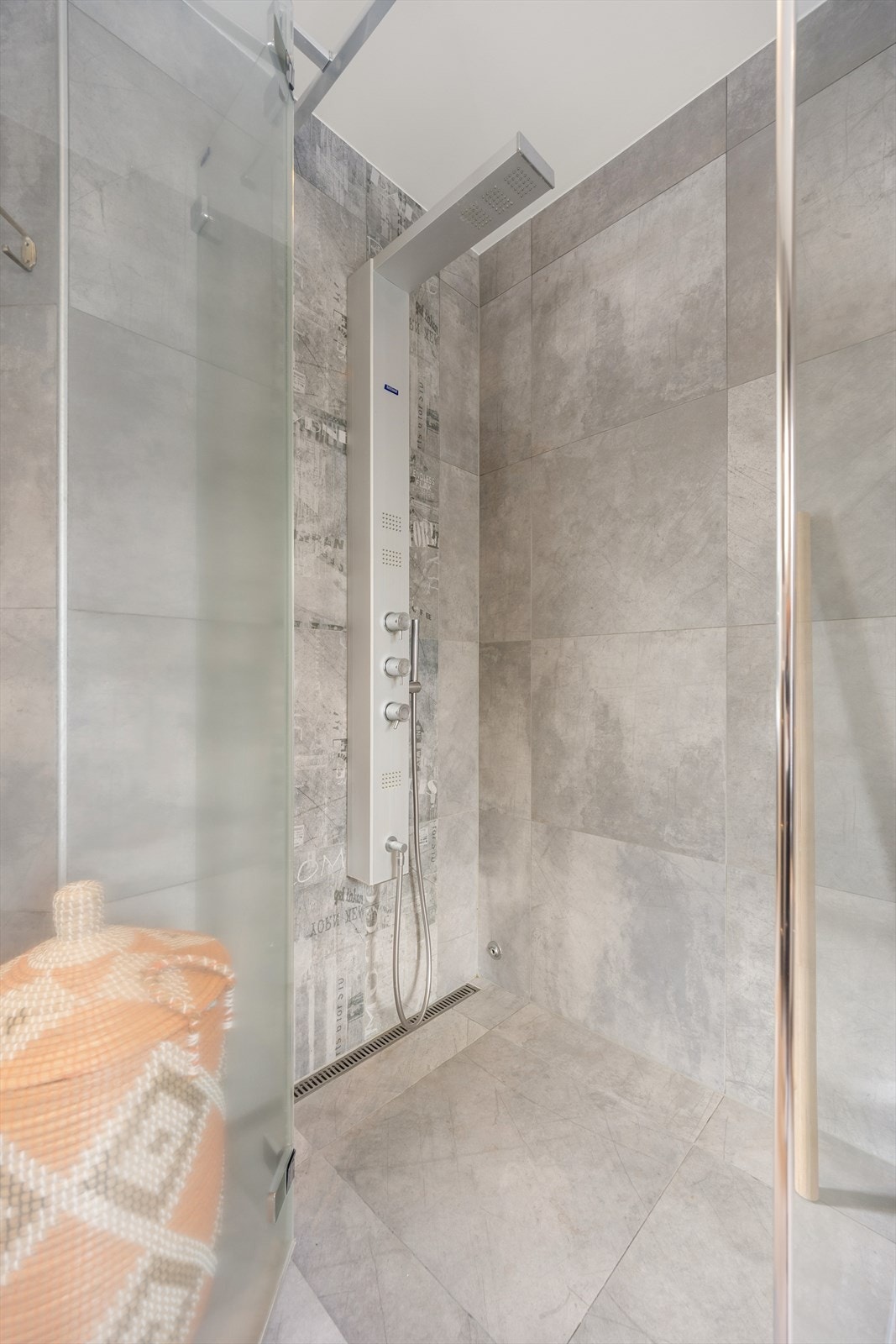 Dusj med regnfallsarmatur Galleribilde