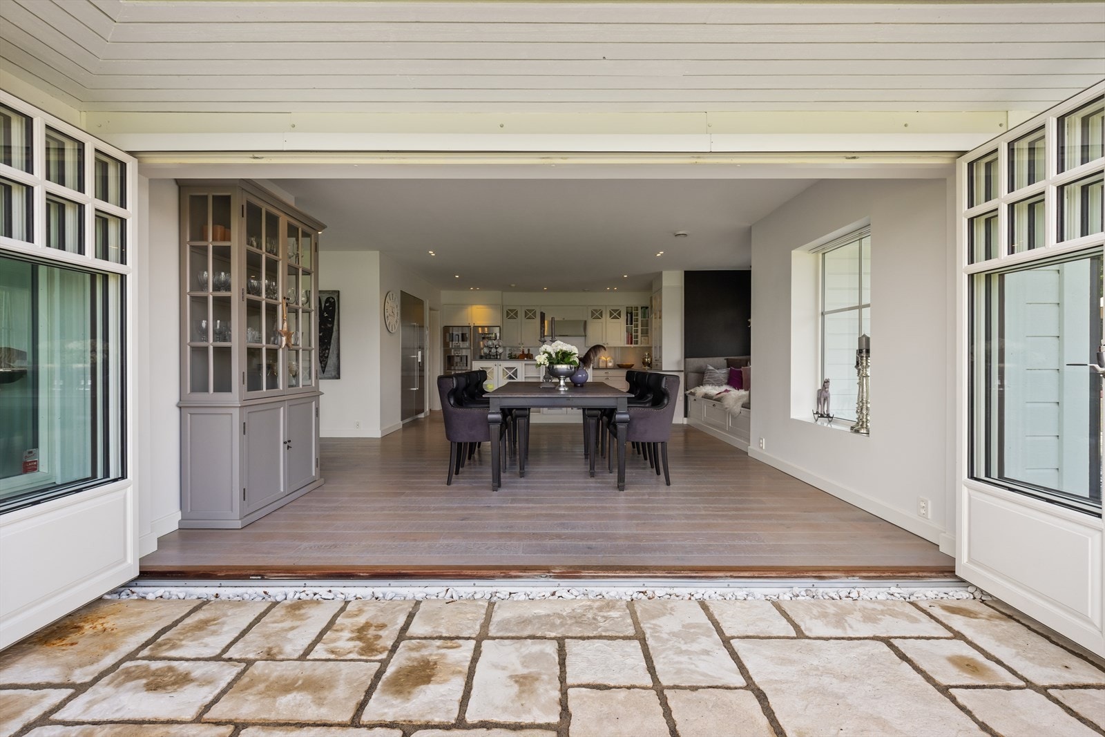 Med den åpne løsningen blir den en sømløs overgang til uteområdene Galleribilde