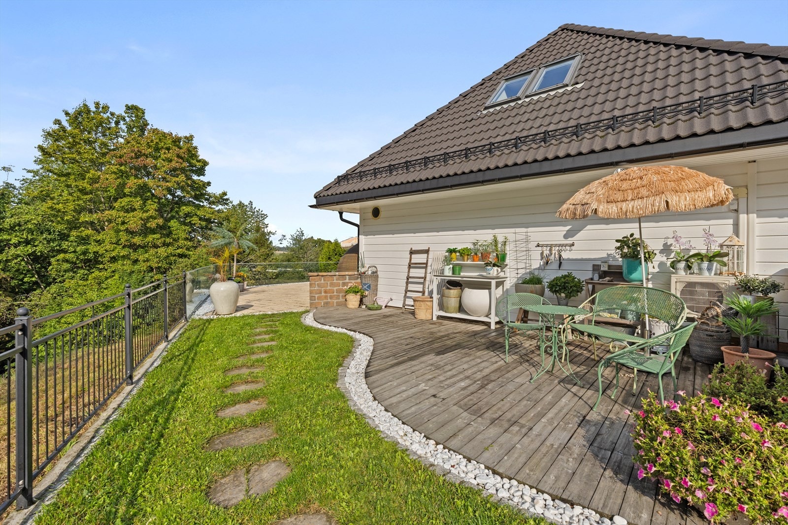 Nyt gode sommerdager på tomten med alle muligheter Galleribilde