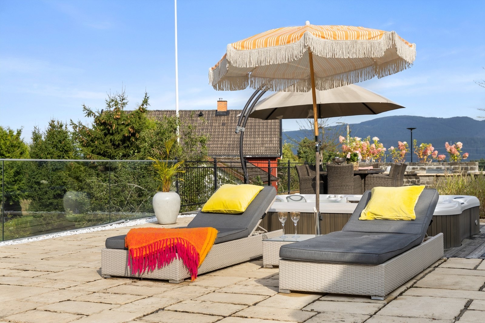 Midtsommers kan du nyte sol gjennom store deler av dagen Galleribilde