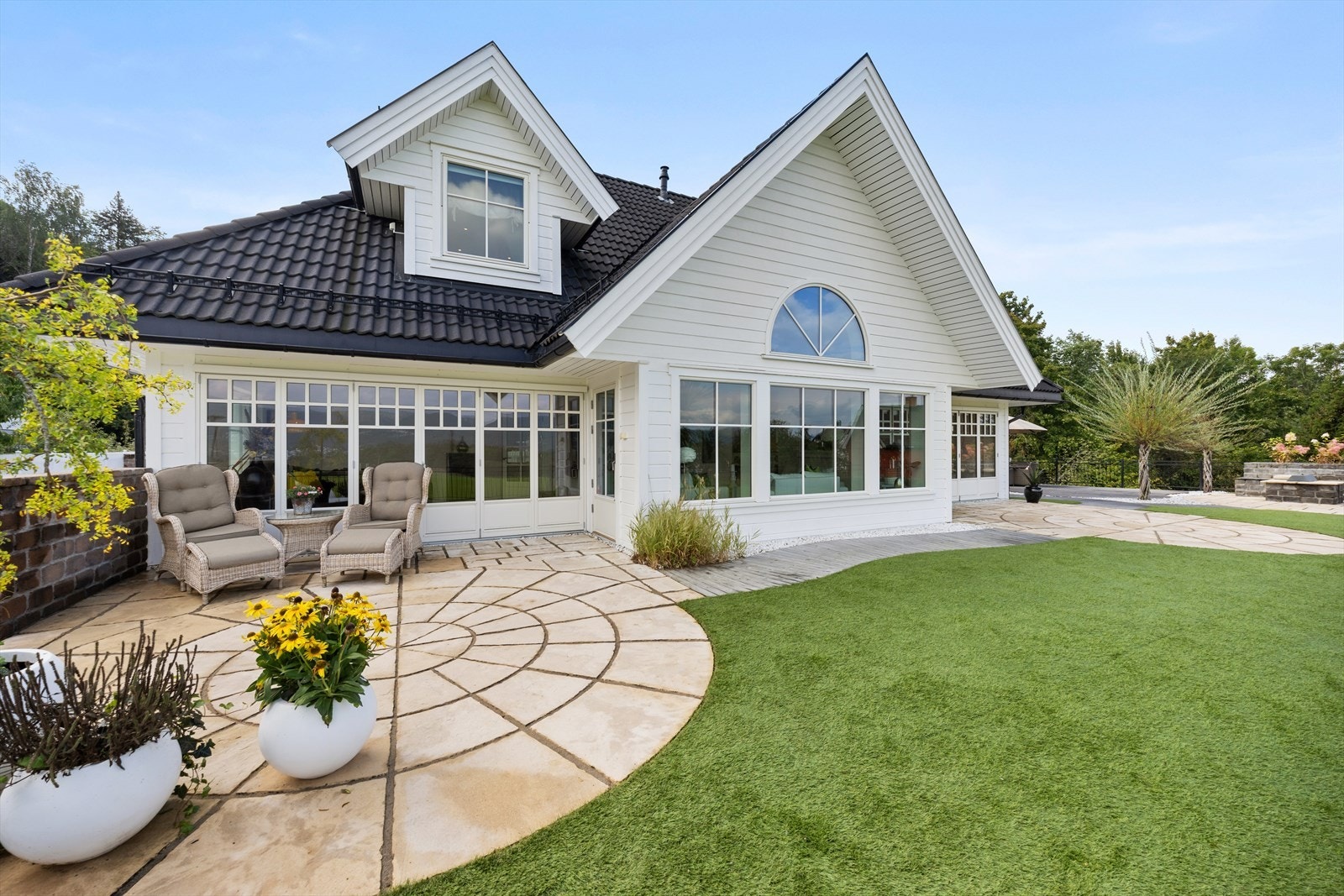 Her bor du stille og usjenert til, med masse tumleplass for små og store Galleribilde