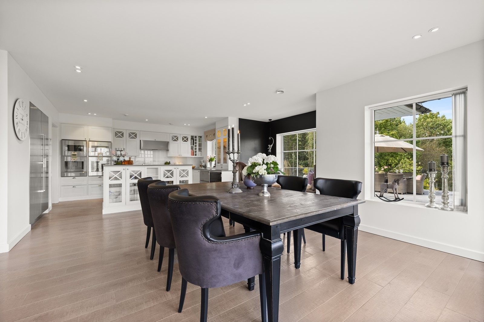 Kjøkkenet er av meget god størrelse, med både egen spise- og avslapningssone Galleribilde