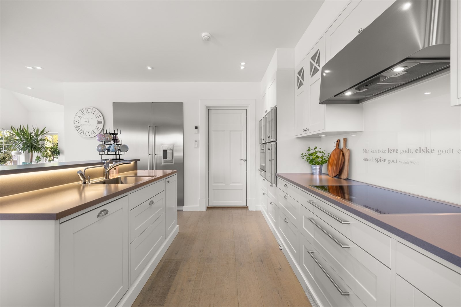 Her har du rikt med skap- og skuffeplass - og kjøkkenøyen gir en skjermet, men sosial løsning Galleribilde