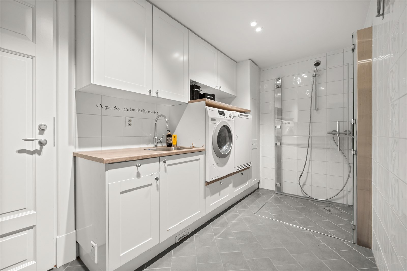 Bak kjøkkenet ligger det et flott vaskerom med direkte adkomst både utvendig og fra garasje Galleribilde