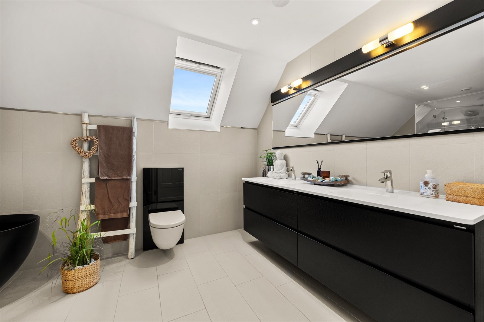 Flott hovedbad med romslig innredning med dobbelservant Galleribilde