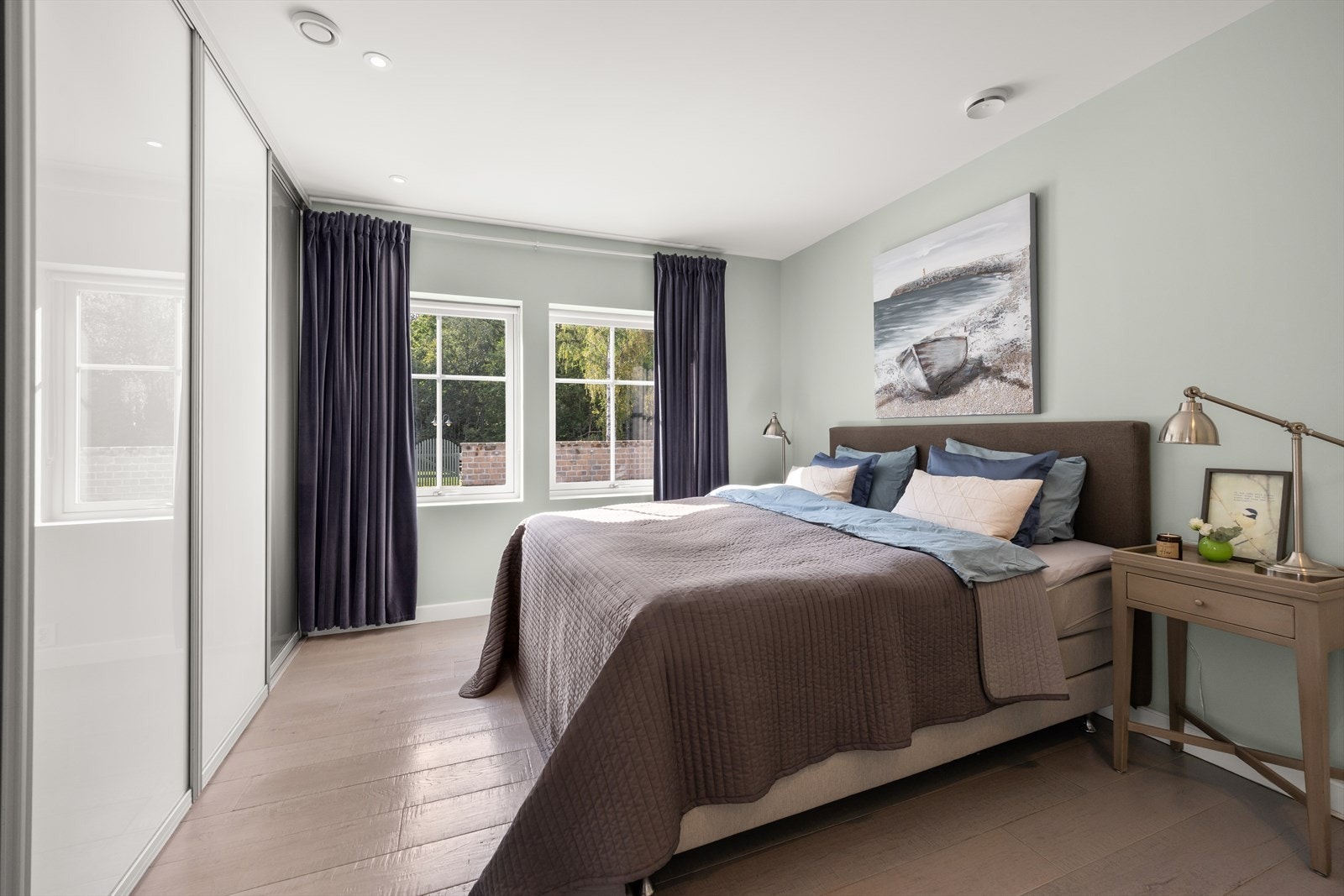 I hovedetasjen ligger hovedsoverommet med skyvedørsgarderobe og adkomst til eget bad Galleribilde