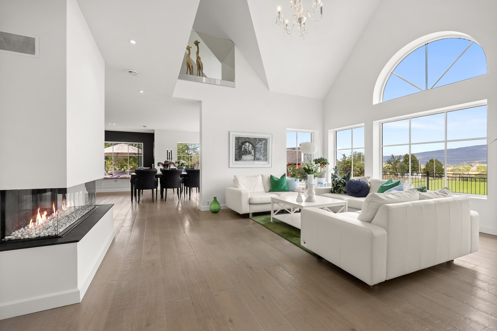 Kjøkkenet ligger i delvis åpen løsning med stuen Galleribilde